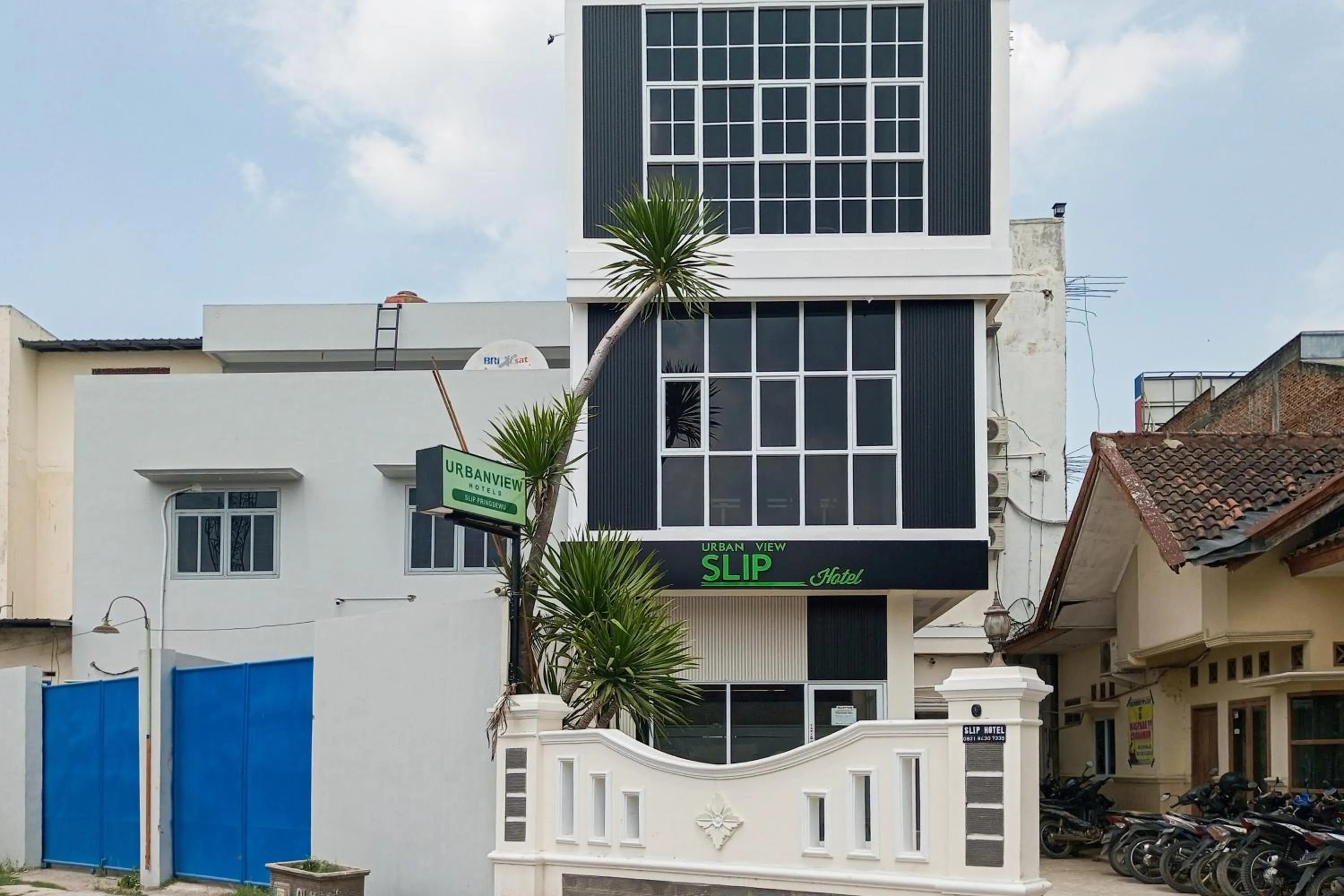 Facade/entrance in Urbanview Hotel SLIP Pringsewu by RedDoorz