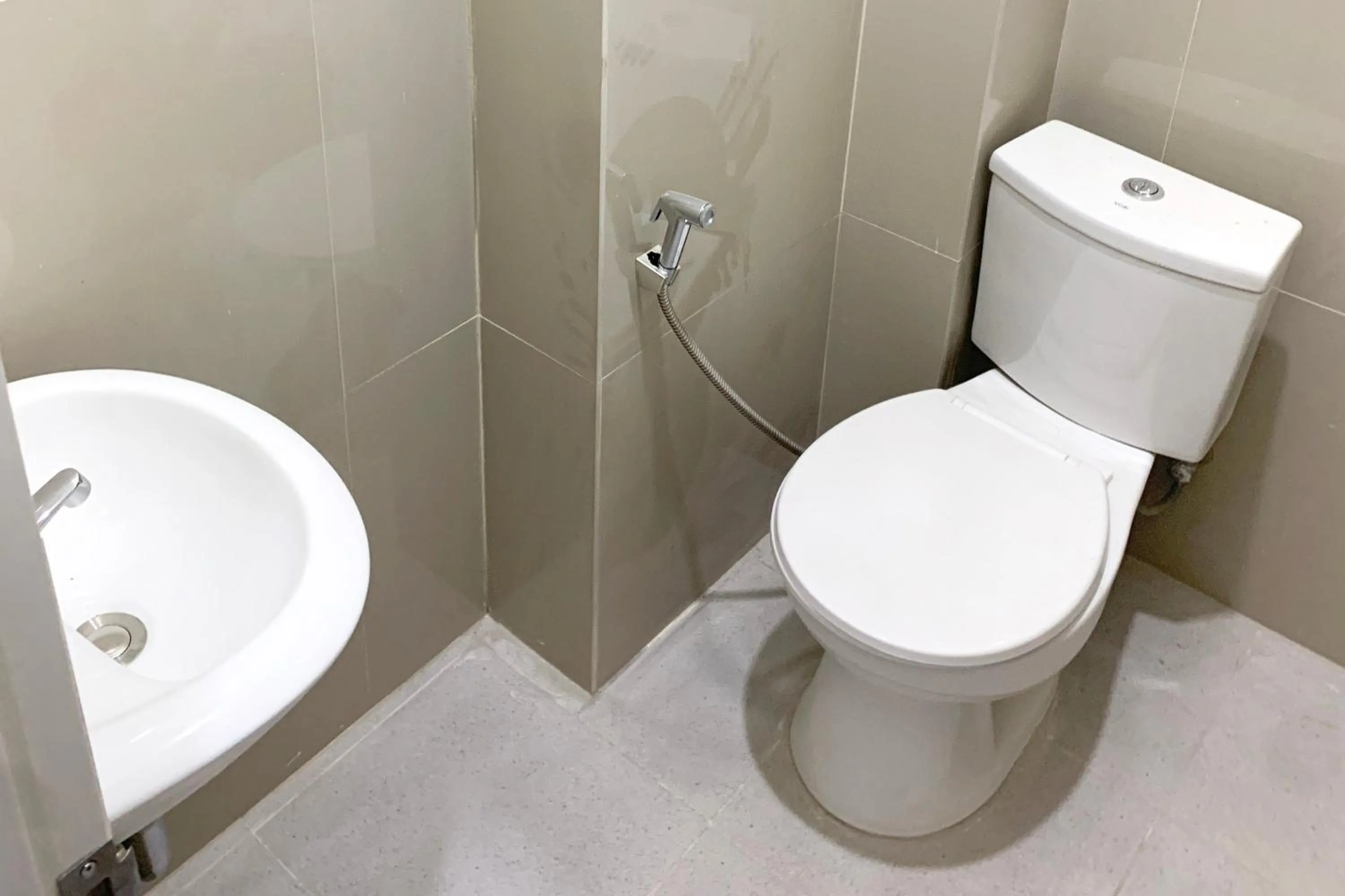 Toilet in Urbanview Hotel SLIP Pringsewu by RedDoorz