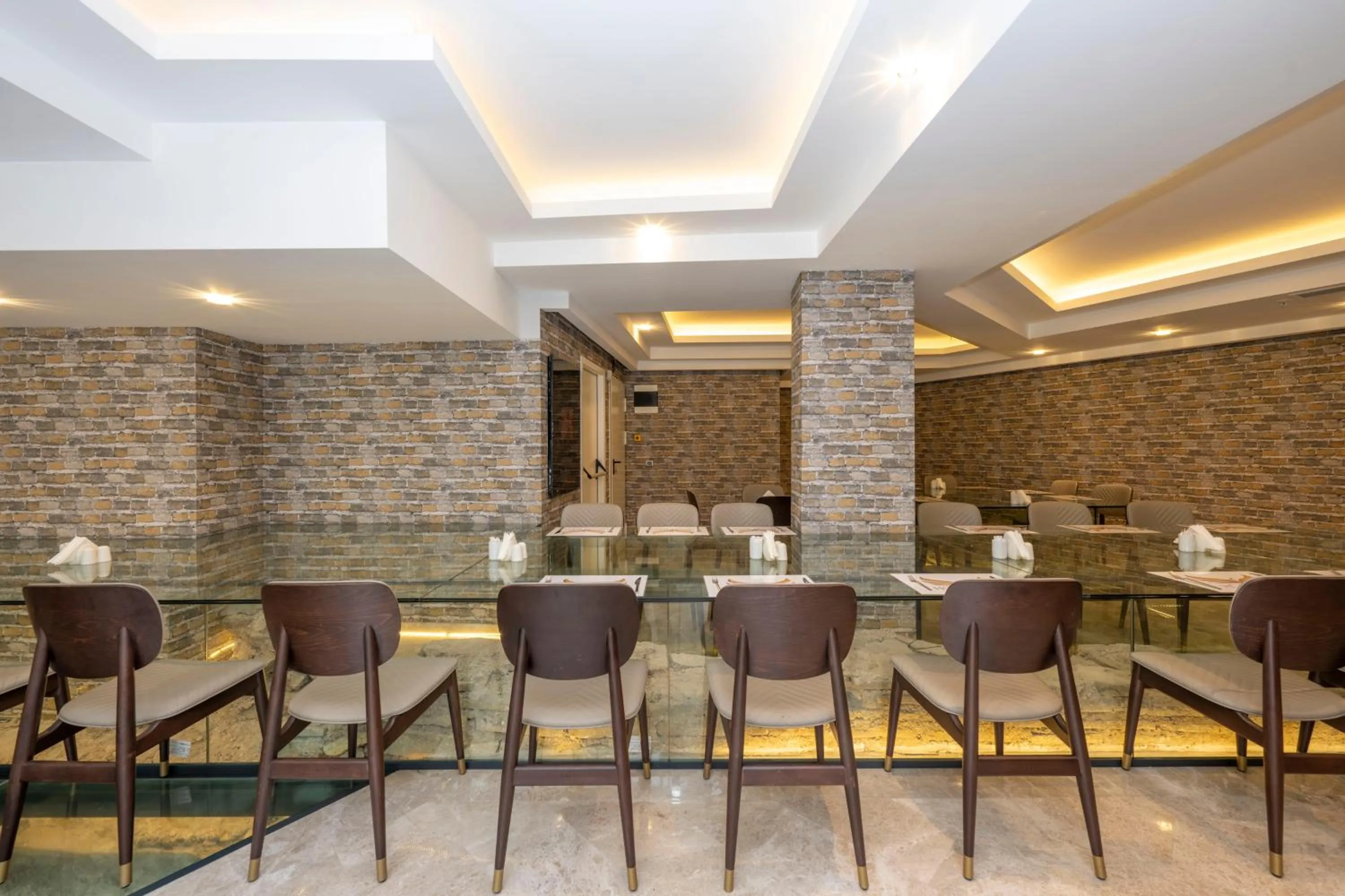 Restaurant/places to eat in Hotel Ravi