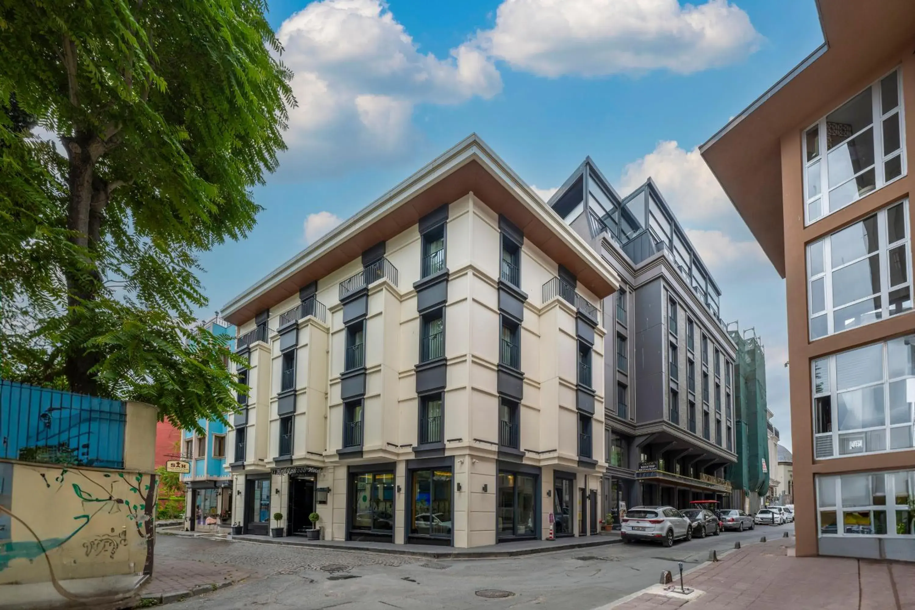 Property building in Hotel Ravi Property building in Hotel Ravi