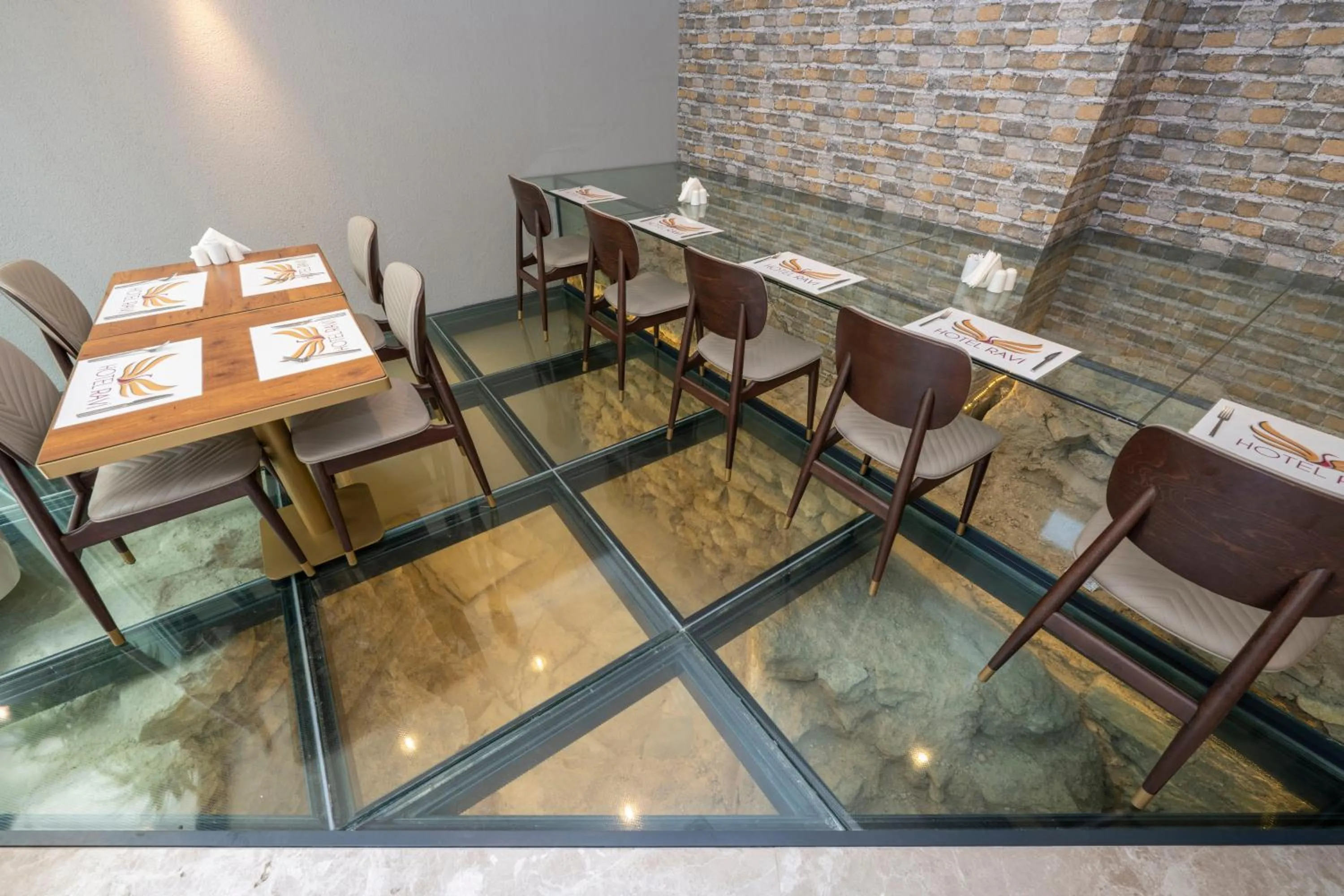 Restaurant/places to eat in Hotel Ravi