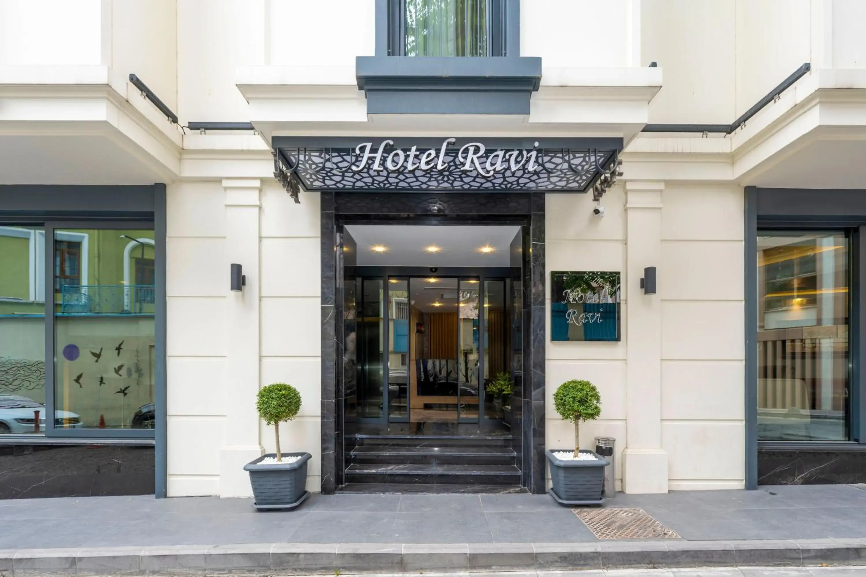 Facade/entrance in Hotel Ravi Facade/entrance in Hotel Ravi