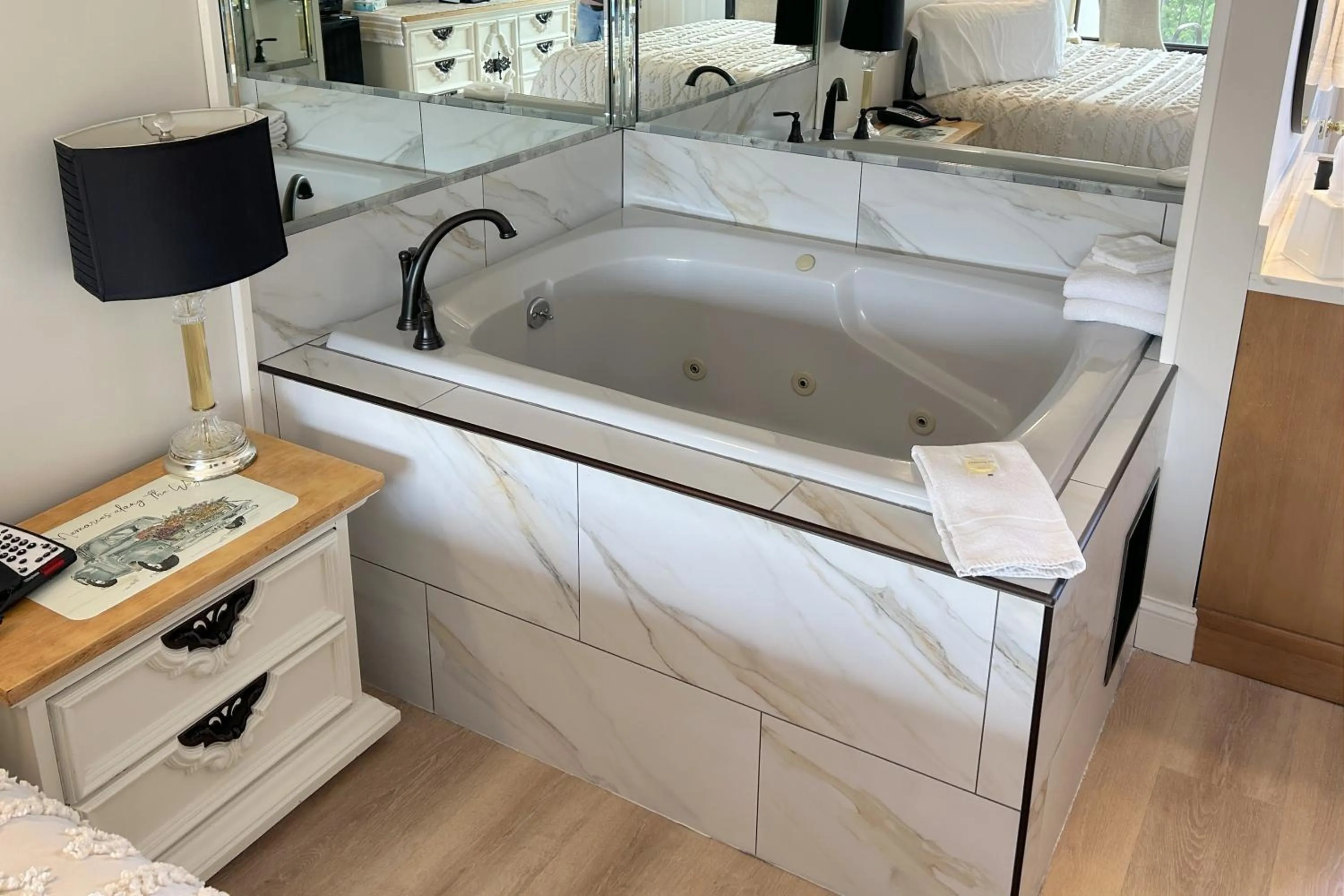 Hot Tub in Rivergate Mountain Lodge