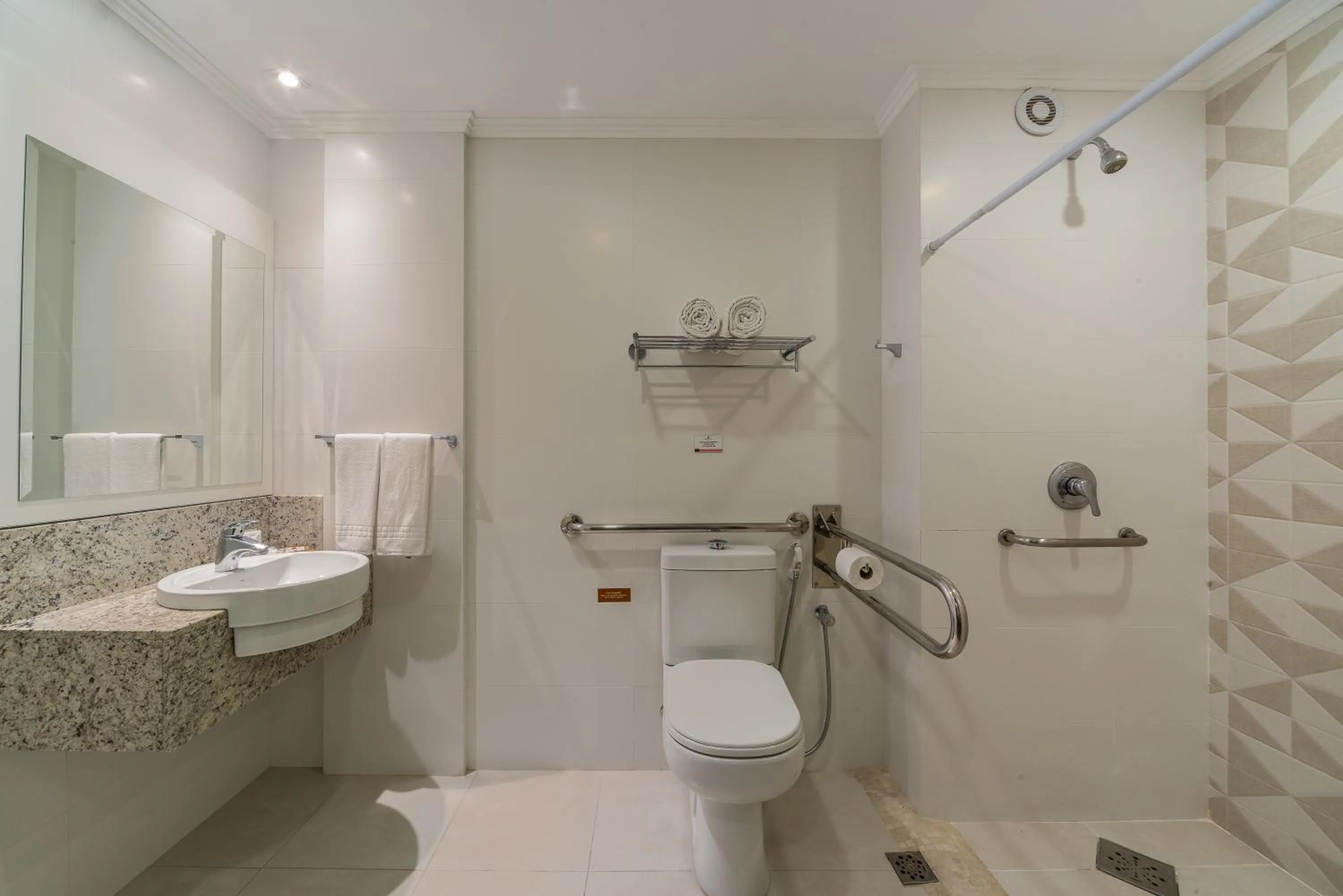 Shower in Hotel Monte Felice Bosque