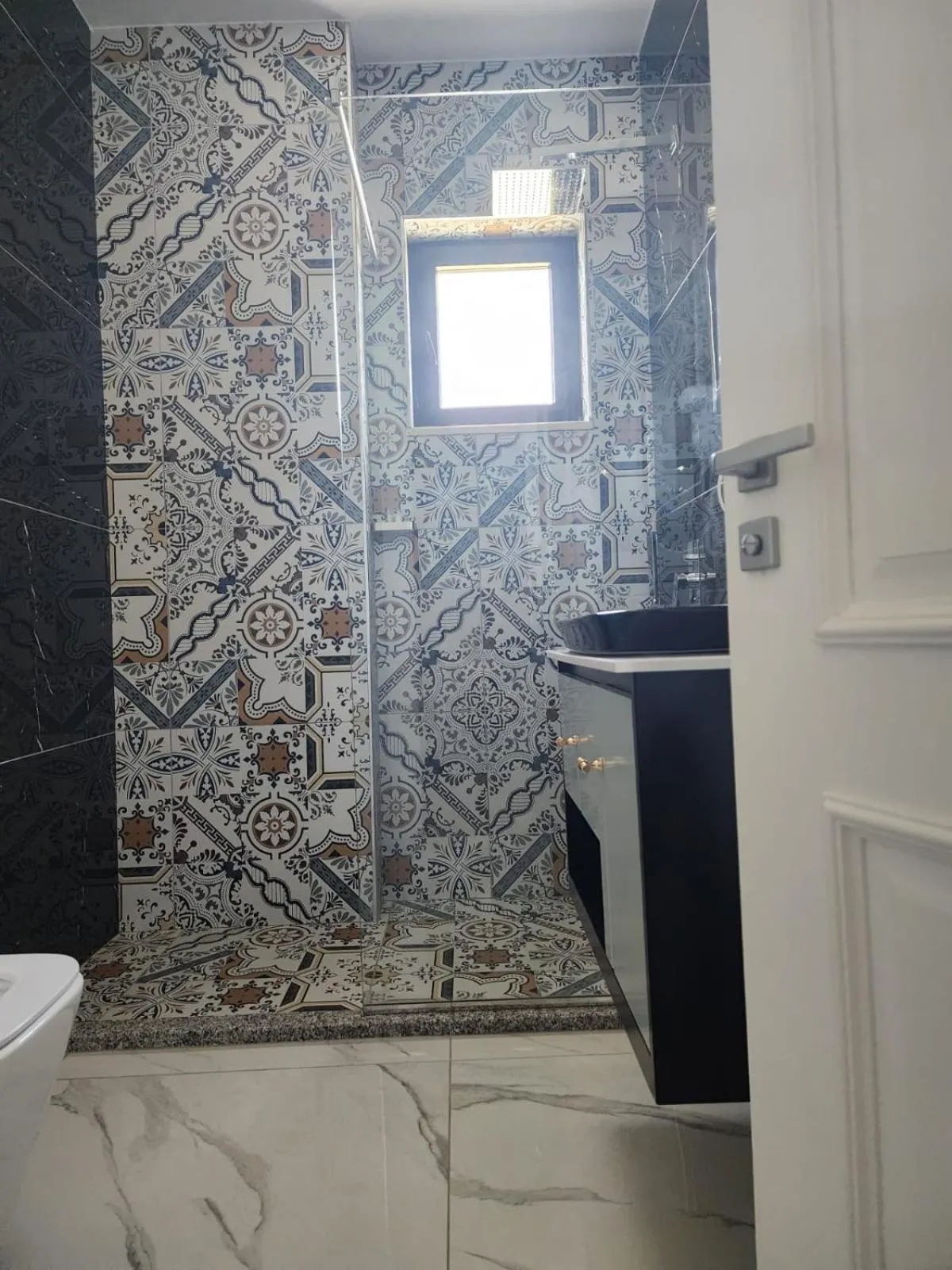 Shower in Imperador Palace Hotel Restorant
