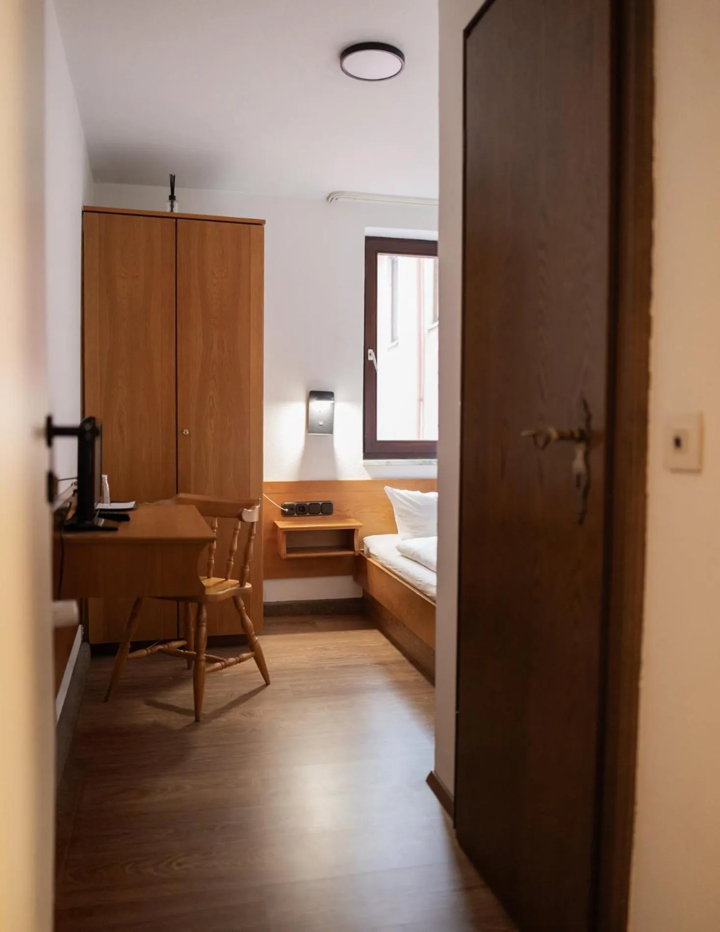 Photo of the whole room, Bed in Gasthof zum goldenen Schiff - Historisches Hotel mit Frühstück & Self-Check-in