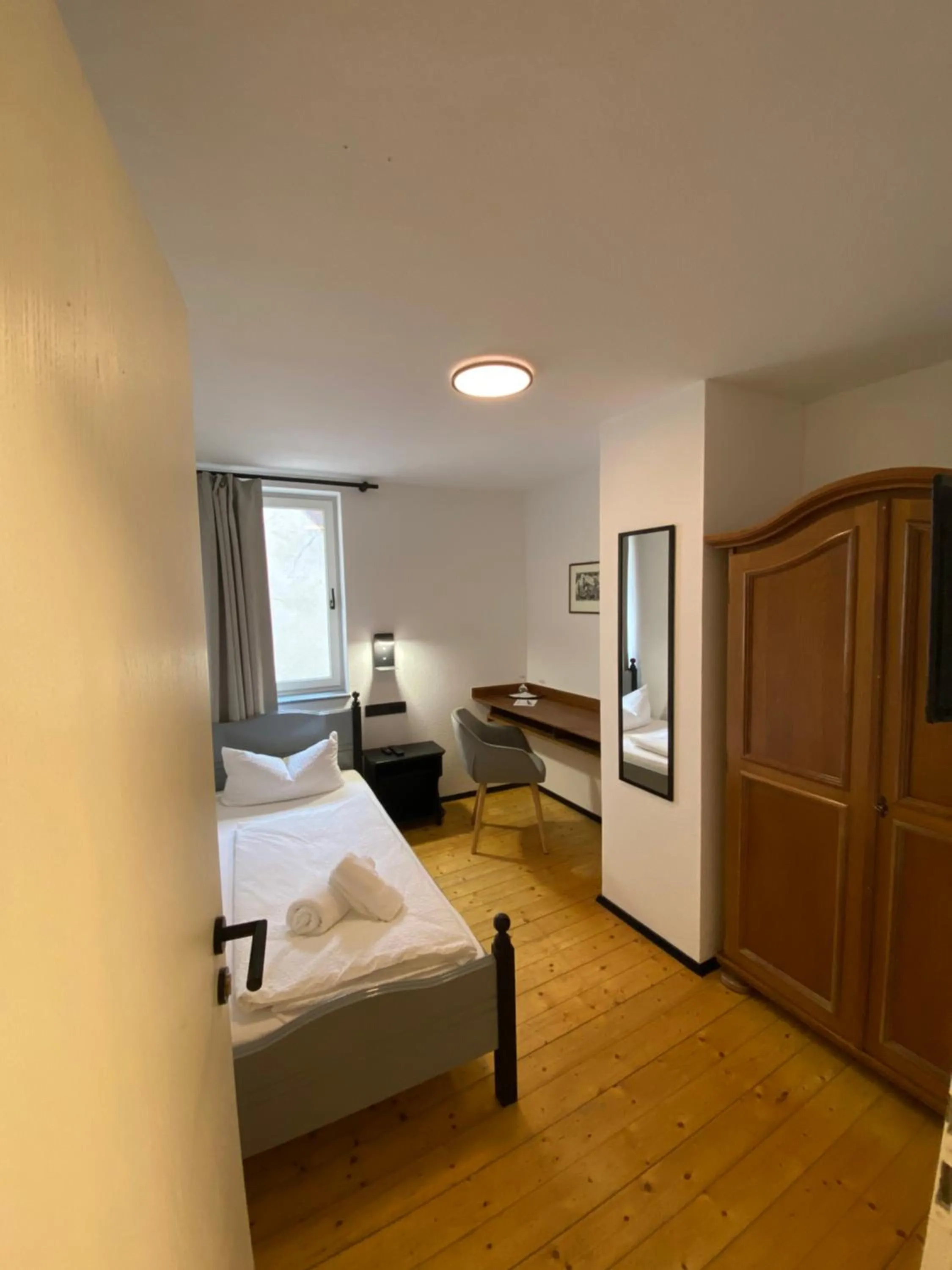 Photo of the whole room, Bed in Gasthof zum goldenen Schiff - Historisches Hotel mit Frühstück & Self-Check-in