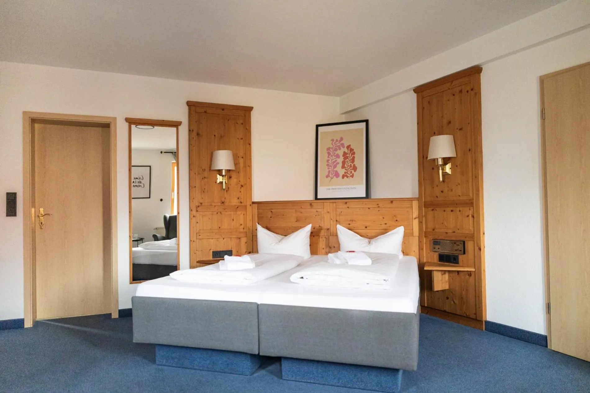 Bed in Gasthof zum goldenen Schiff - Historisches Hotel mit Frühstück & Self-Check-in