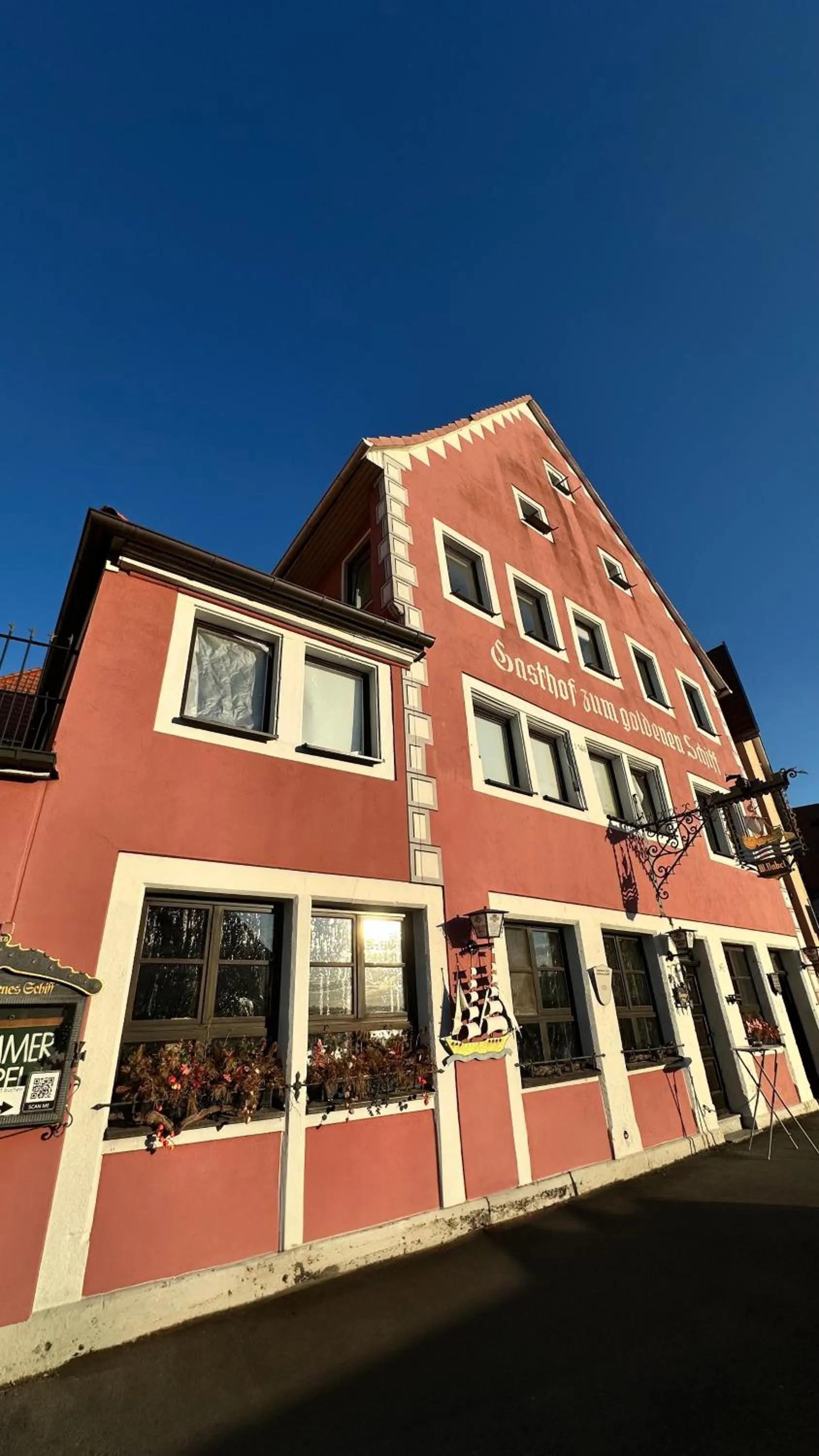 Property building in Gasthof zum goldenen Schiff - Historisches Hotel mit Frühstück & Self-Check-in