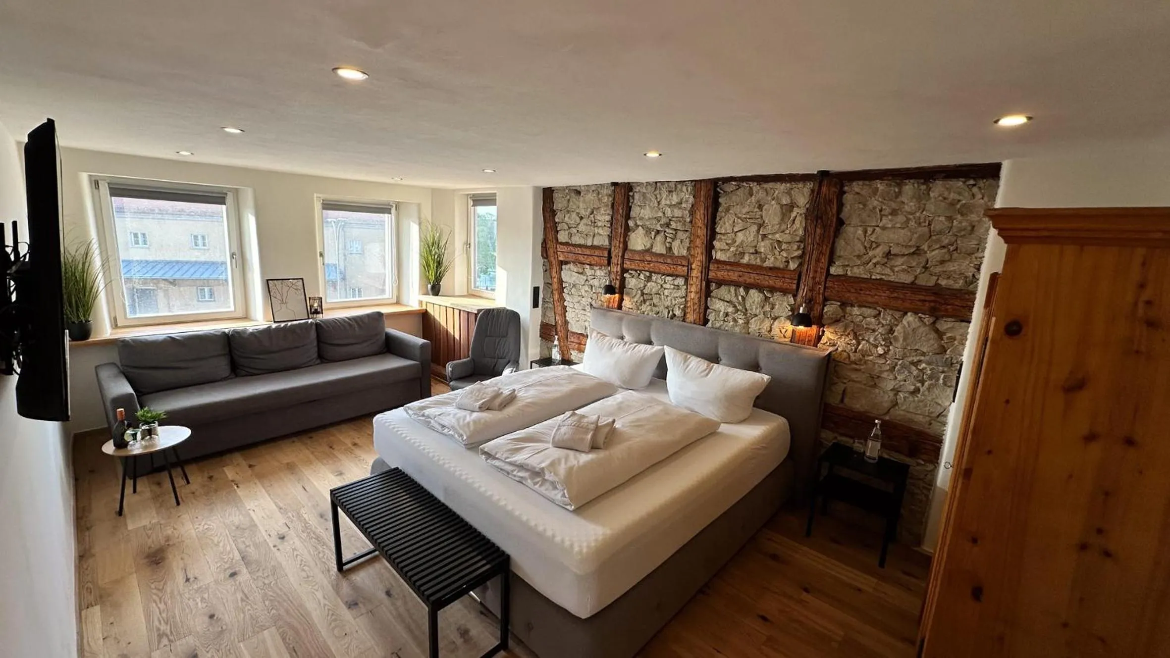 Photo of the whole room, Bed in Gasthof zum goldenen Schiff - Historisches Hotel mit Frühstück & Self-Check-in