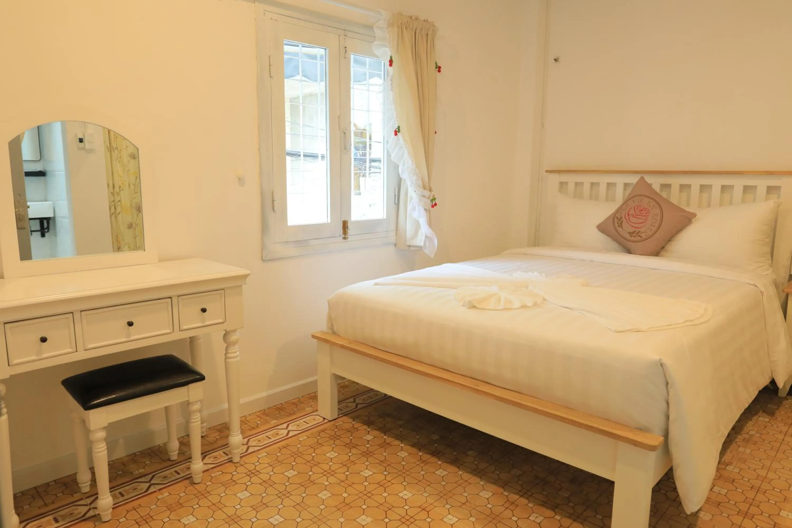 Photo of the whole room in LA VIE EN ROSE 2 Hotel