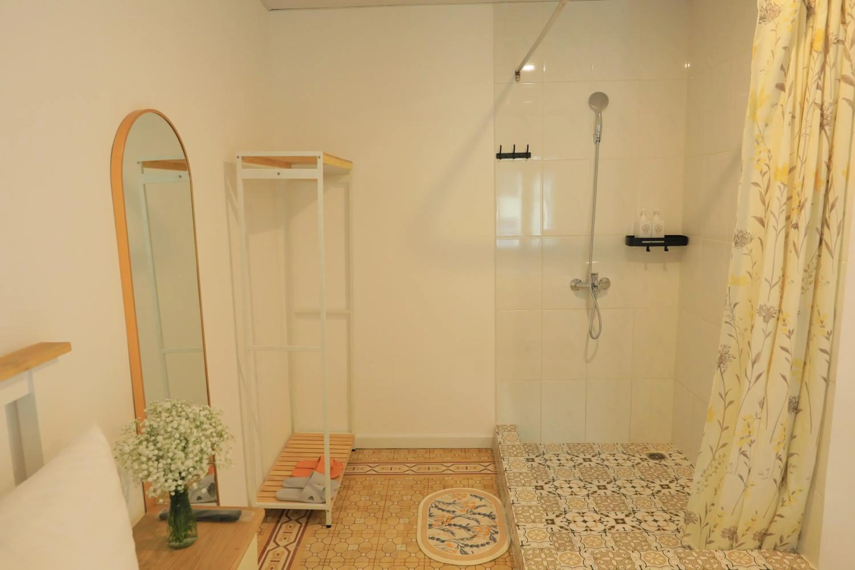 Shower in LA VIE EN ROSE 2 Hotel