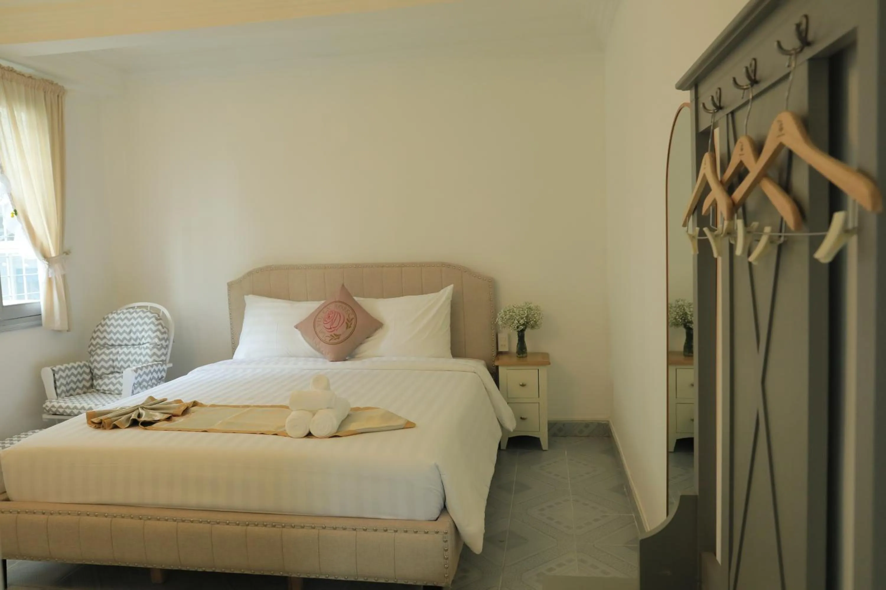 Bed in LA VIE EN ROSE 2 Hotel