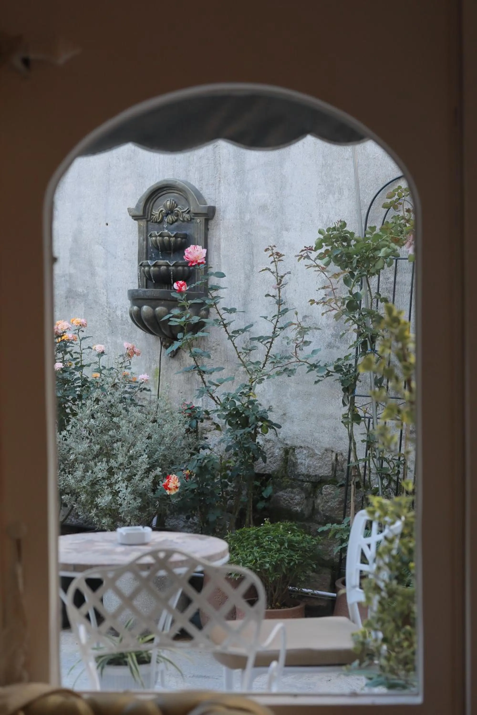 Property building in LA VIE EN ROSE 2 Hotel