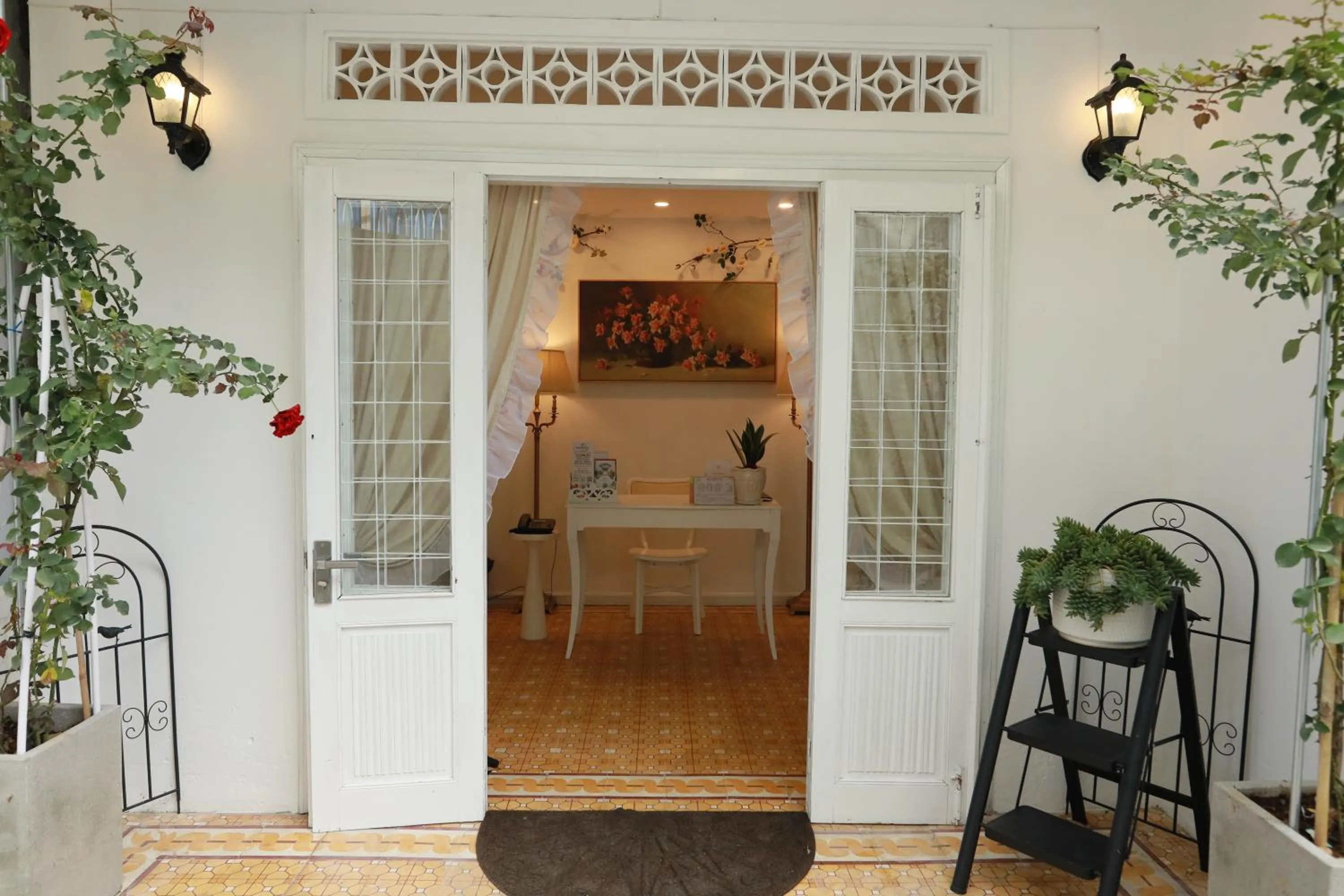 Property building in LA VIE EN ROSE 2 Hotel