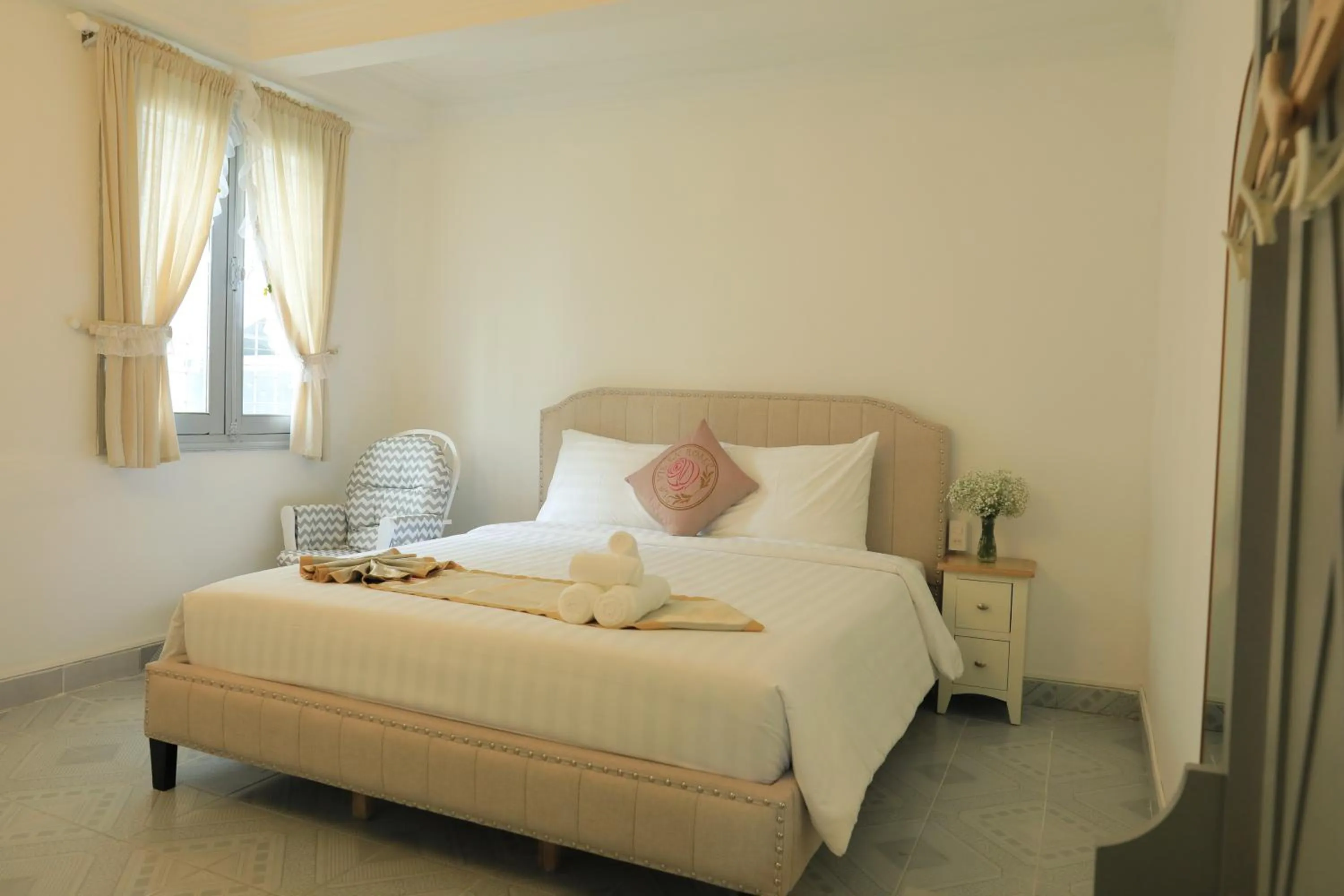 Bed in LA VIE EN ROSE 2 Hotel