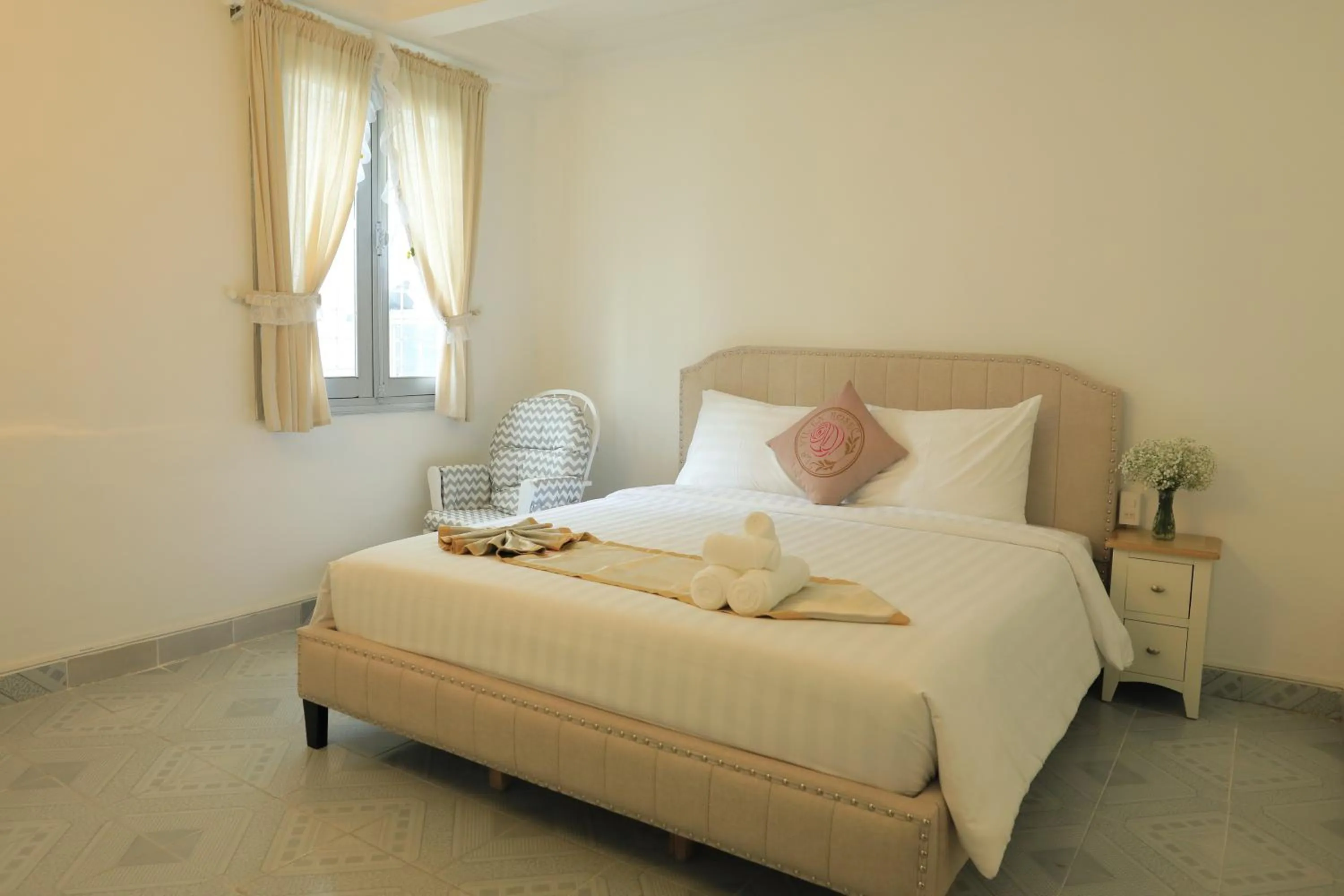 Photo of the whole room in LA VIE EN ROSE 2 Hotel