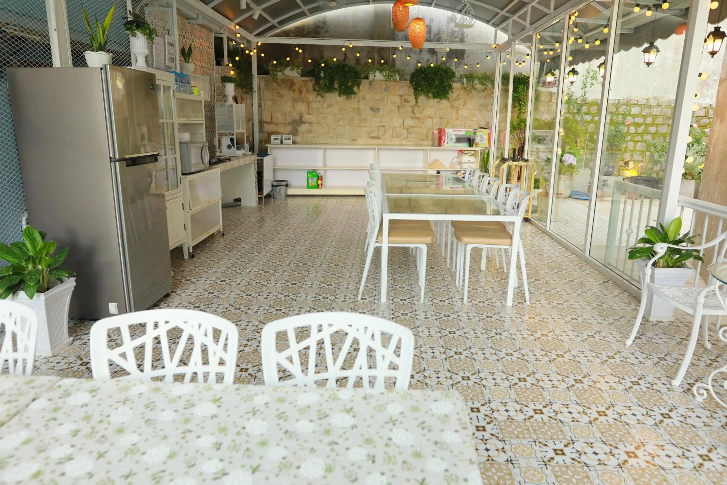 Kitchen or kitchenette in LA VIE EN ROSE 2 Hotel