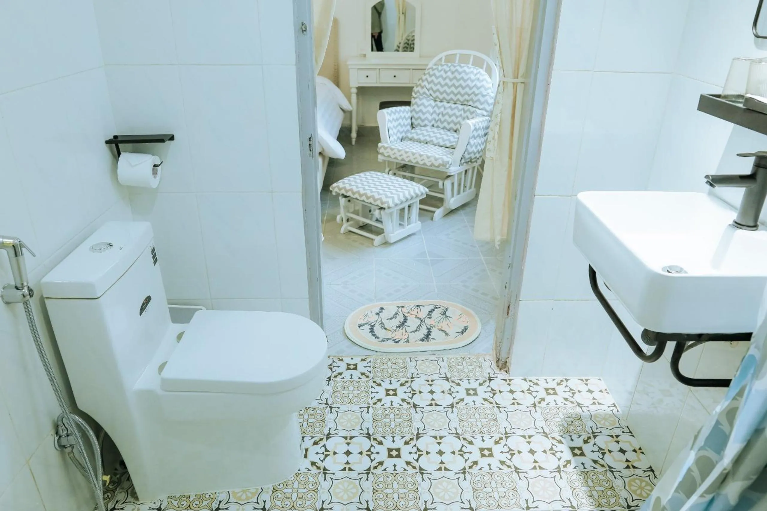 Toilet in LA VIE EN ROSE 2 Hotel