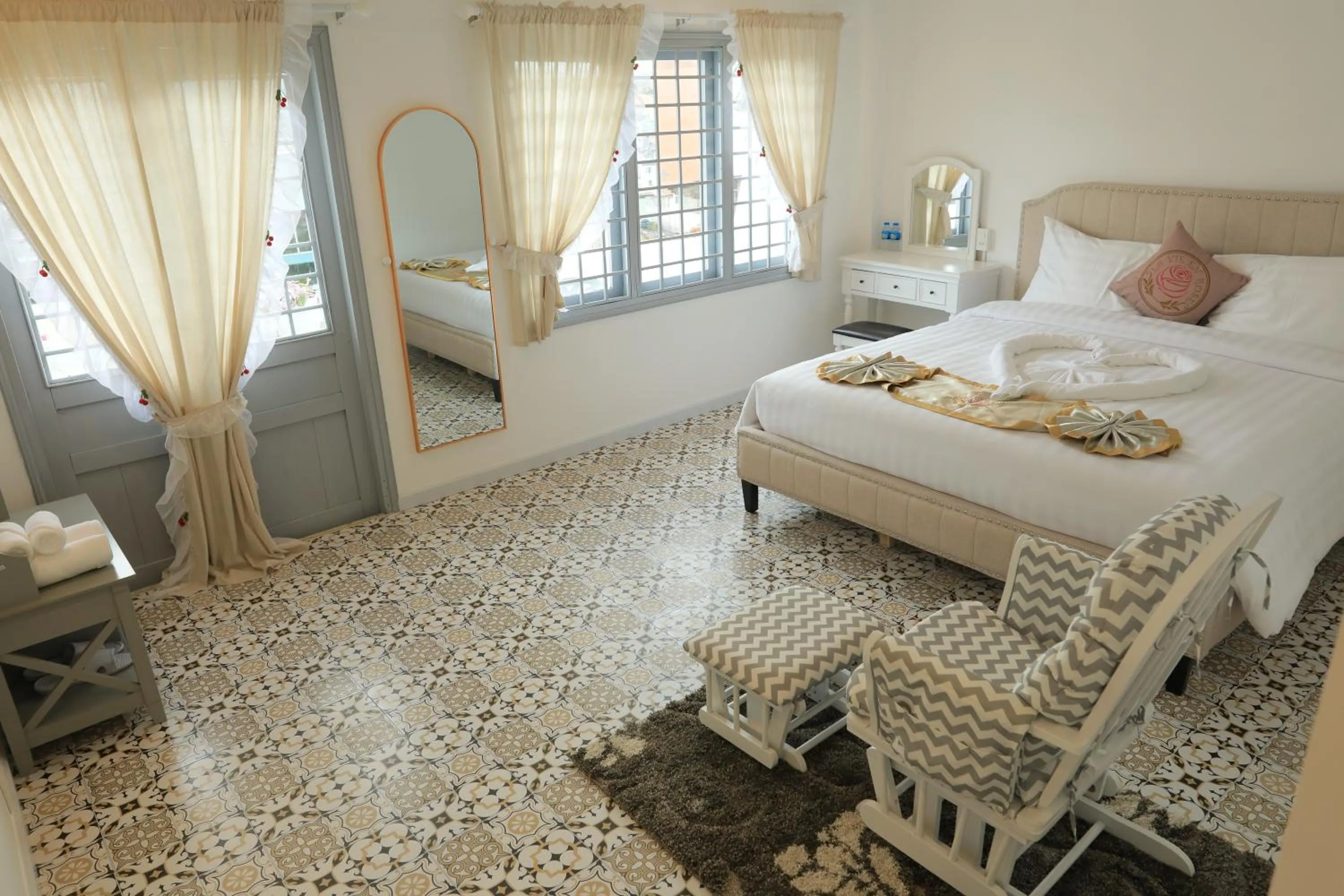 Photo of the whole room in LA VIE EN ROSE 2 Hotel