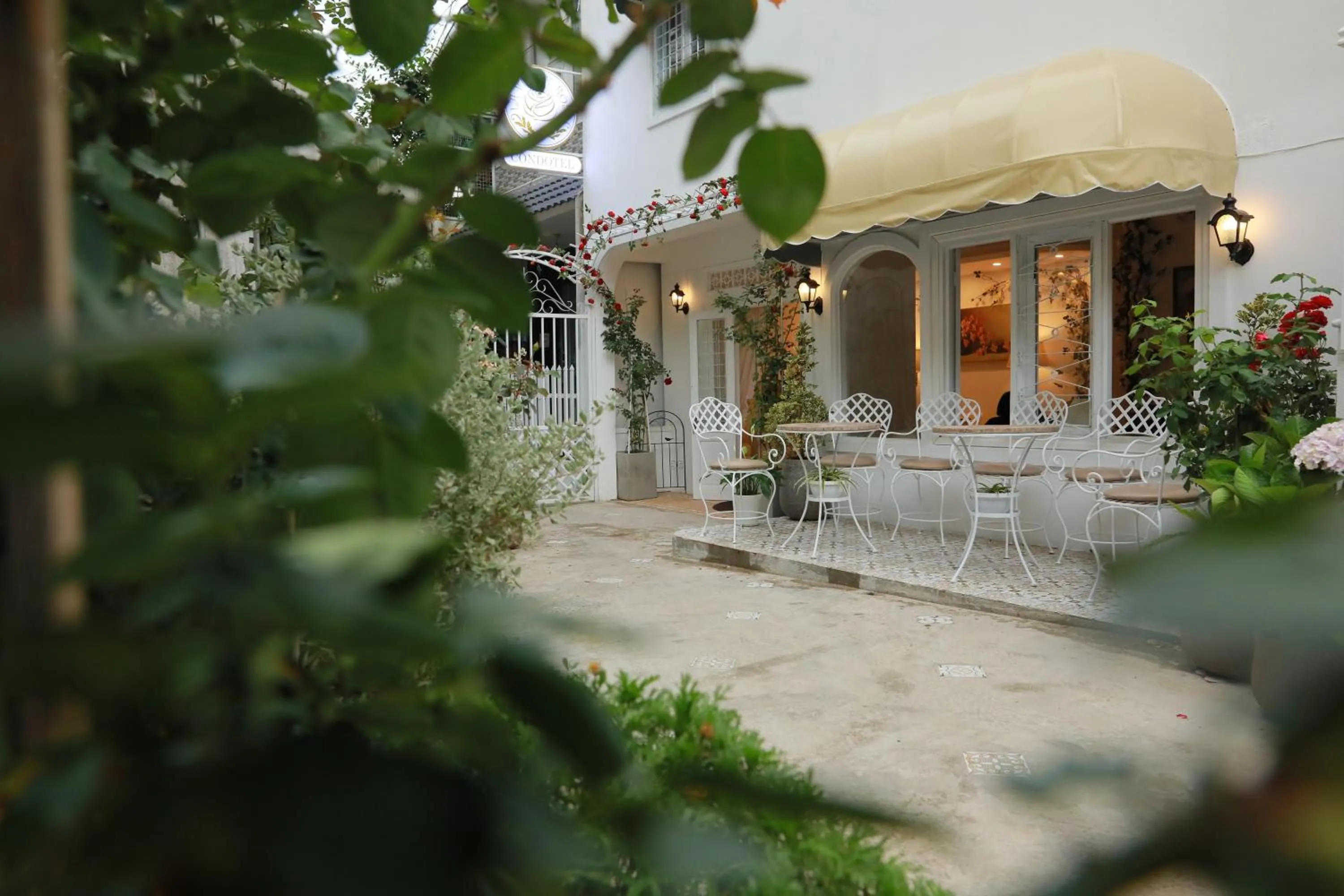 Property building in LA VIE EN ROSE 2 Hotel