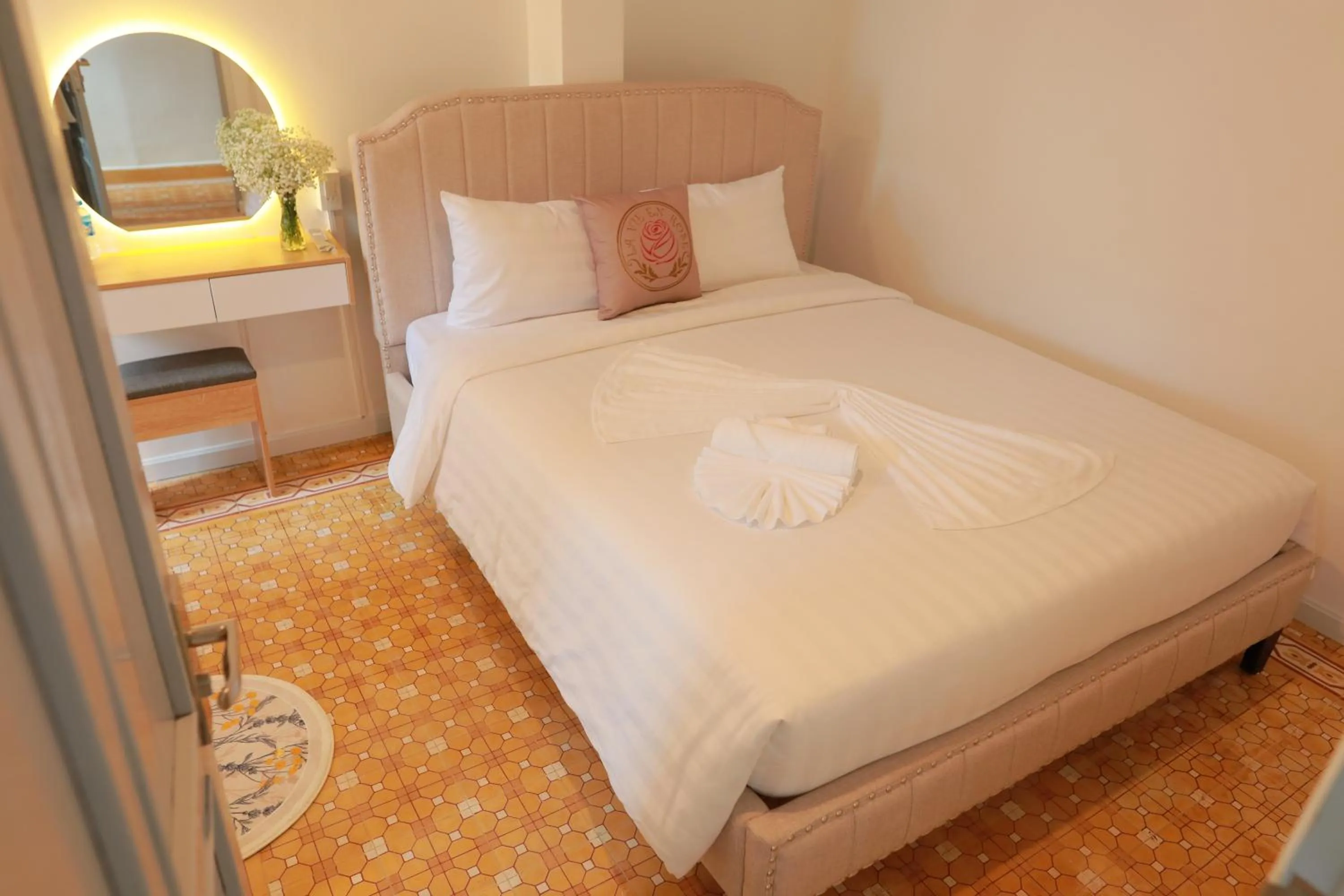 Bed in LA VIE EN ROSE 2 Hotel