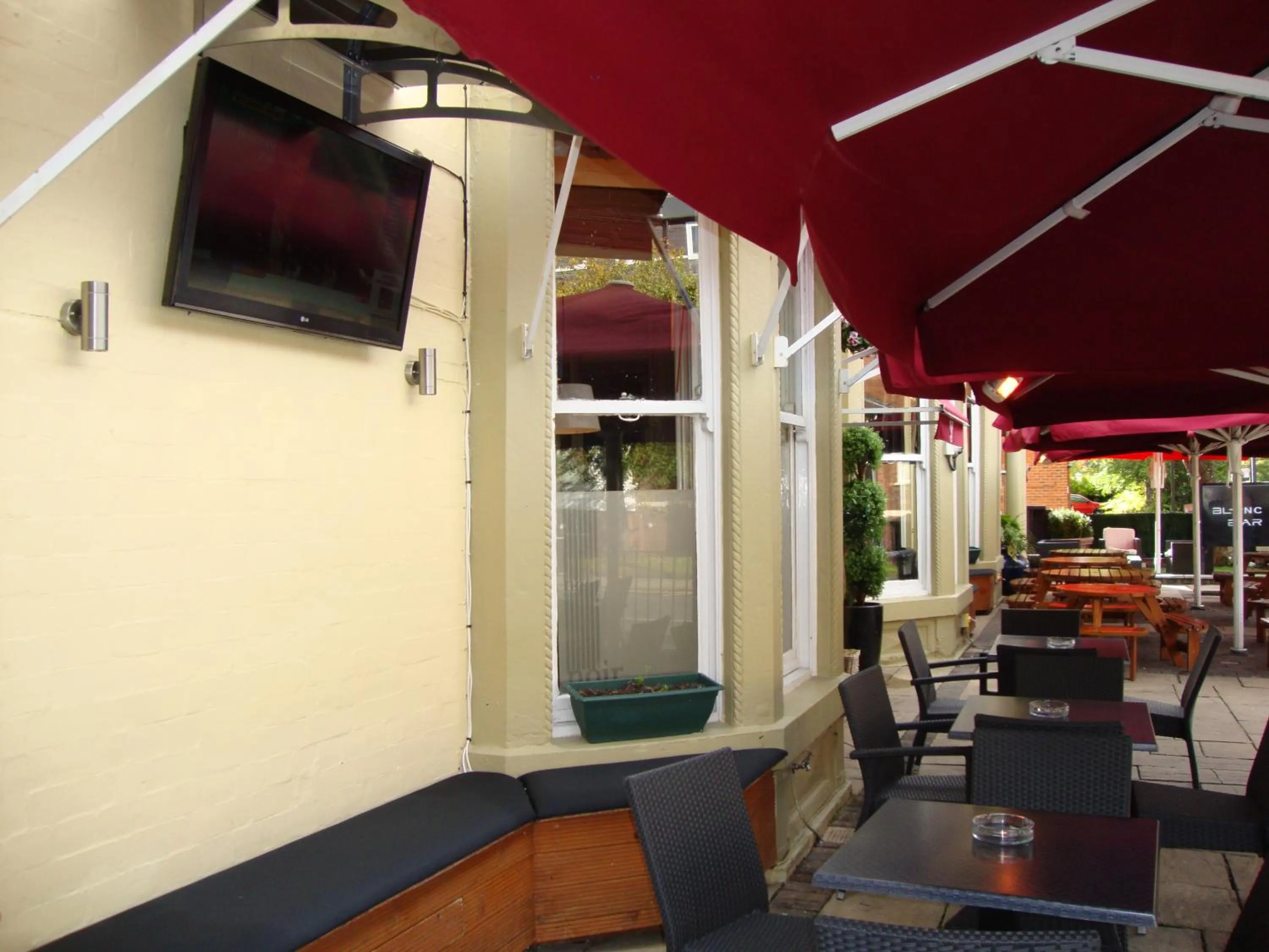 Restaurant/places to eat in Whites Hotel