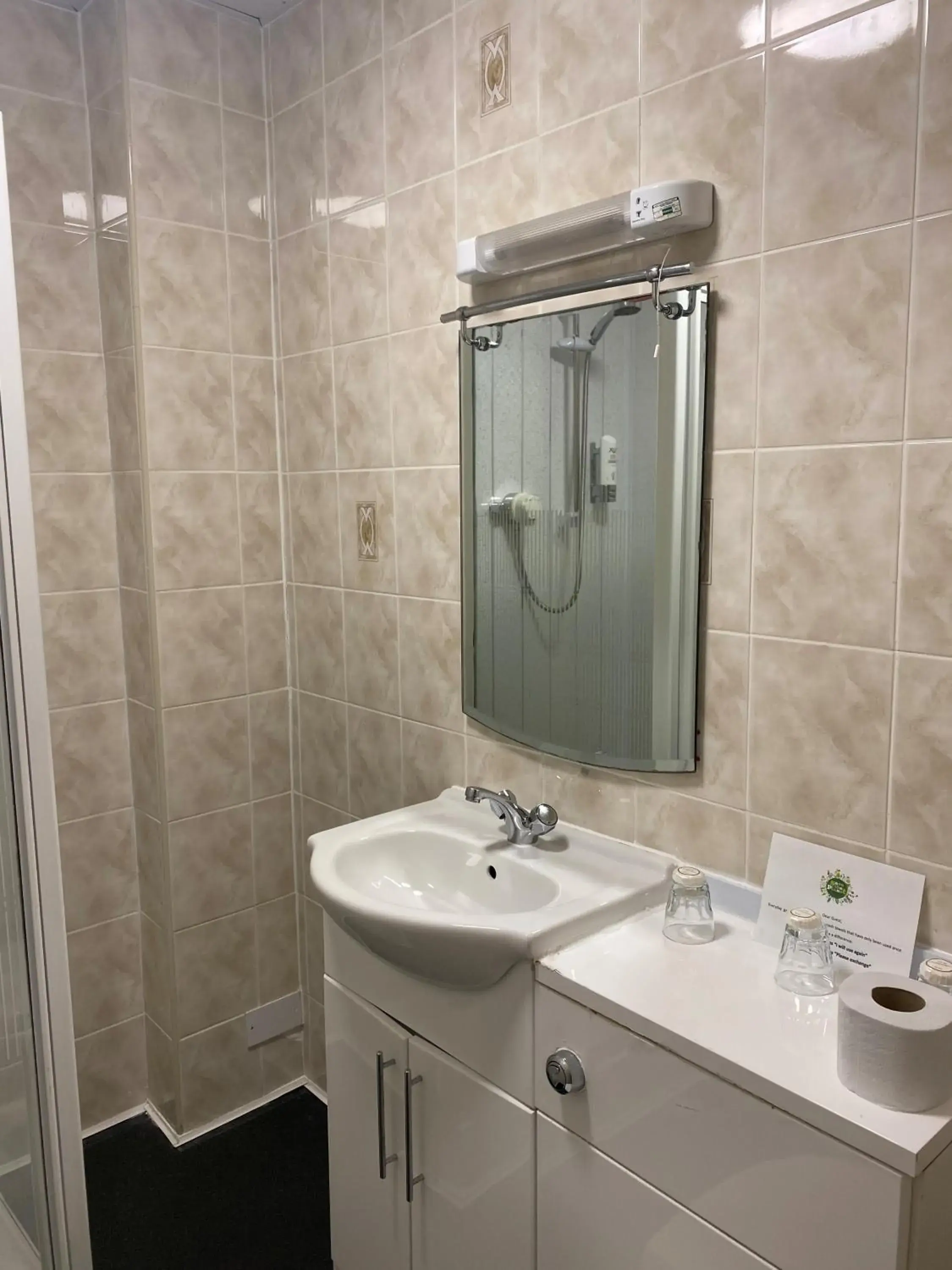 Bathroom in Whites Hotel Bathroom in Whites Hotel