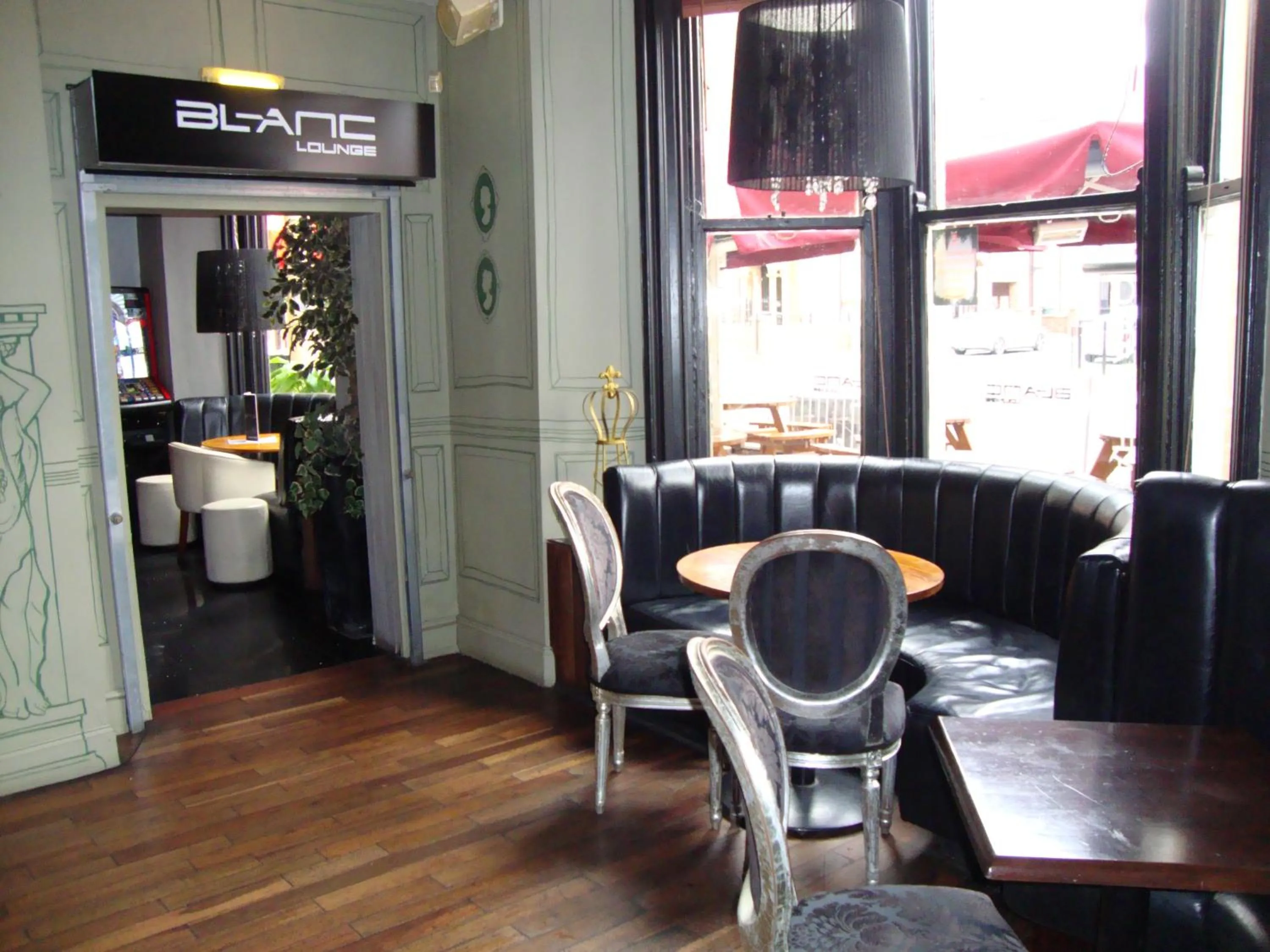 Restaurant/places to eat in Whites Hotel