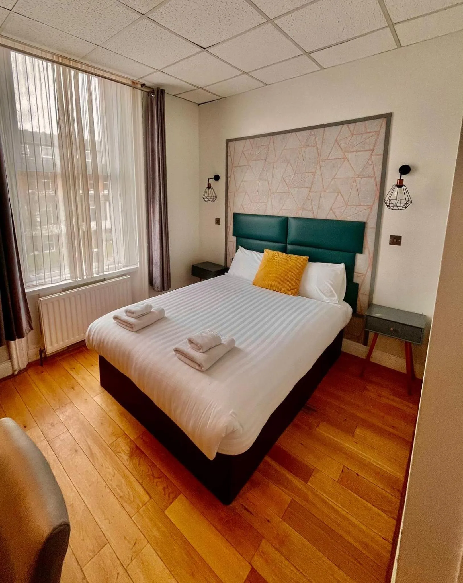 Bedroom, Bed in Whites Hotel