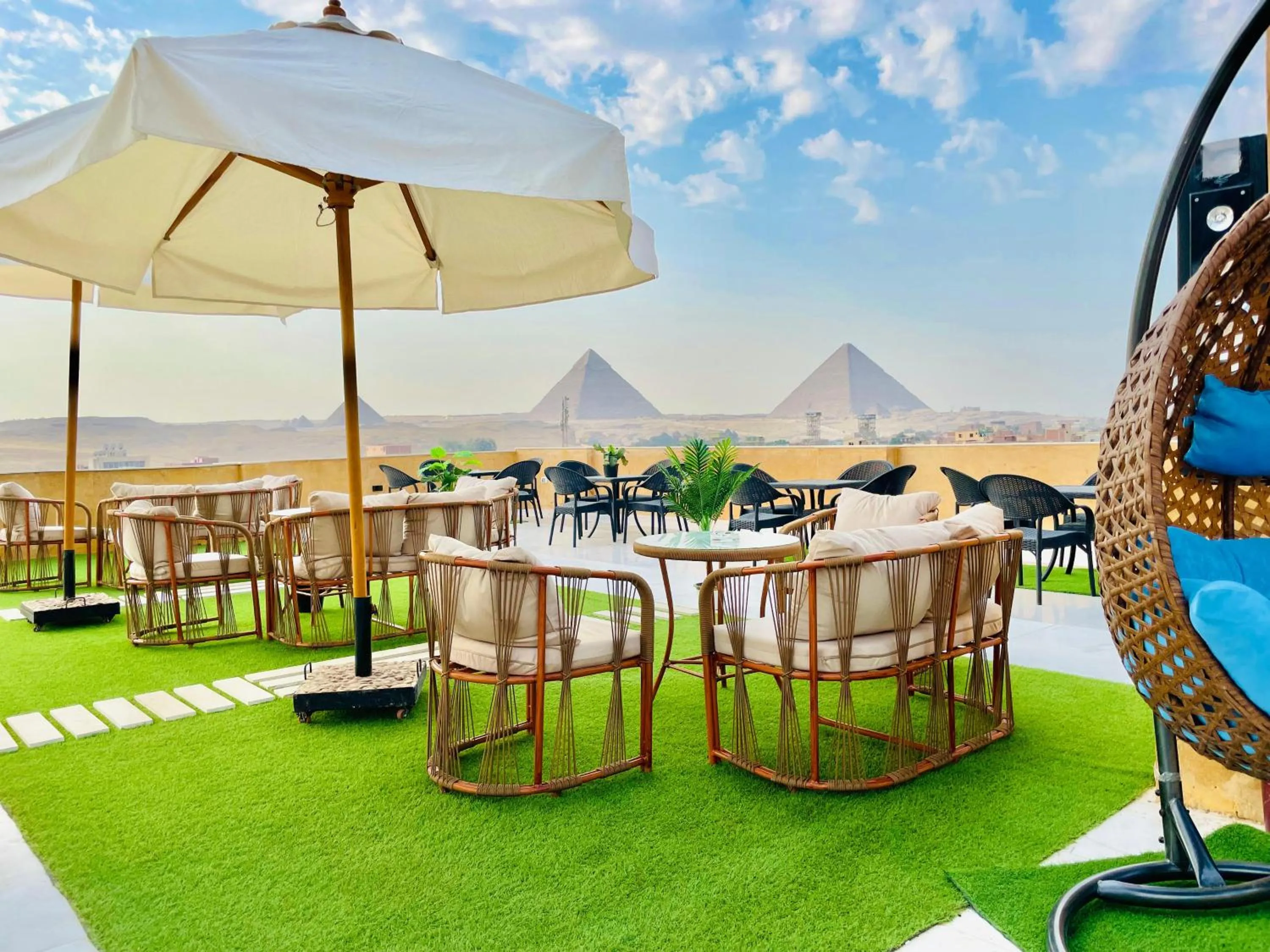 Restaurant/places to eat in Palm Pyramids View INN