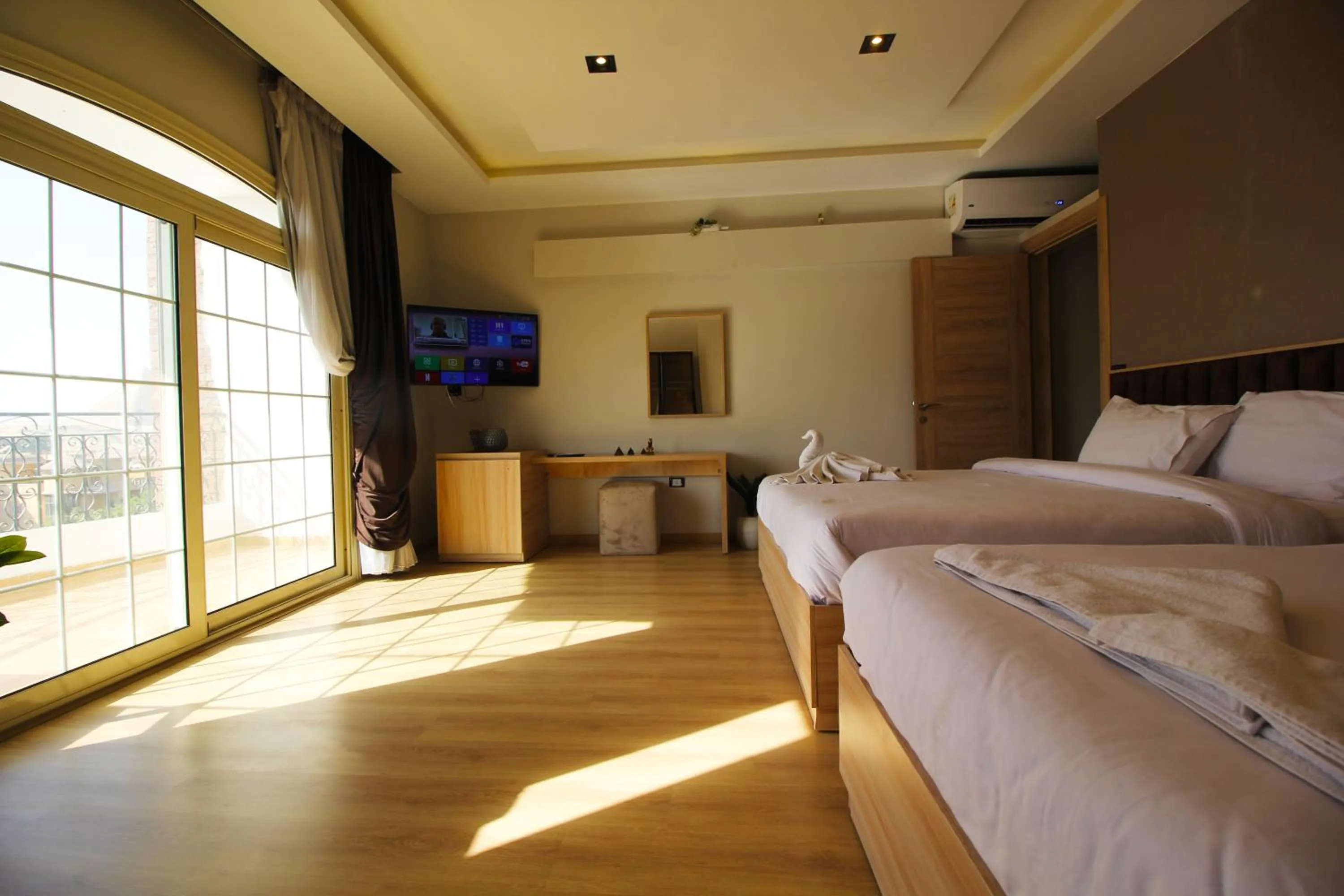 TV and multimedia in Palm Pyramids View INN