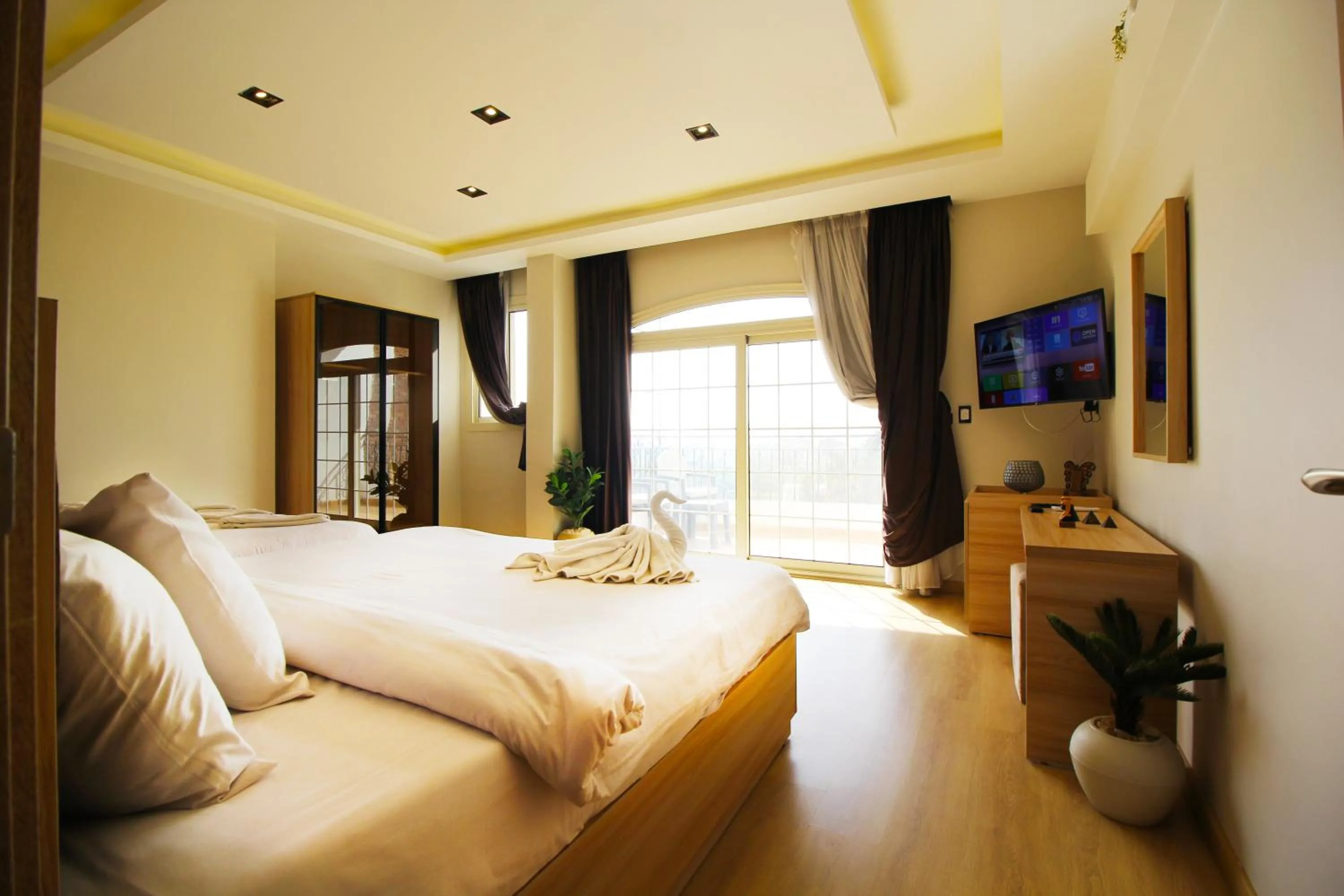 TV and multimedia, Bed in Palm Pyramids View INN