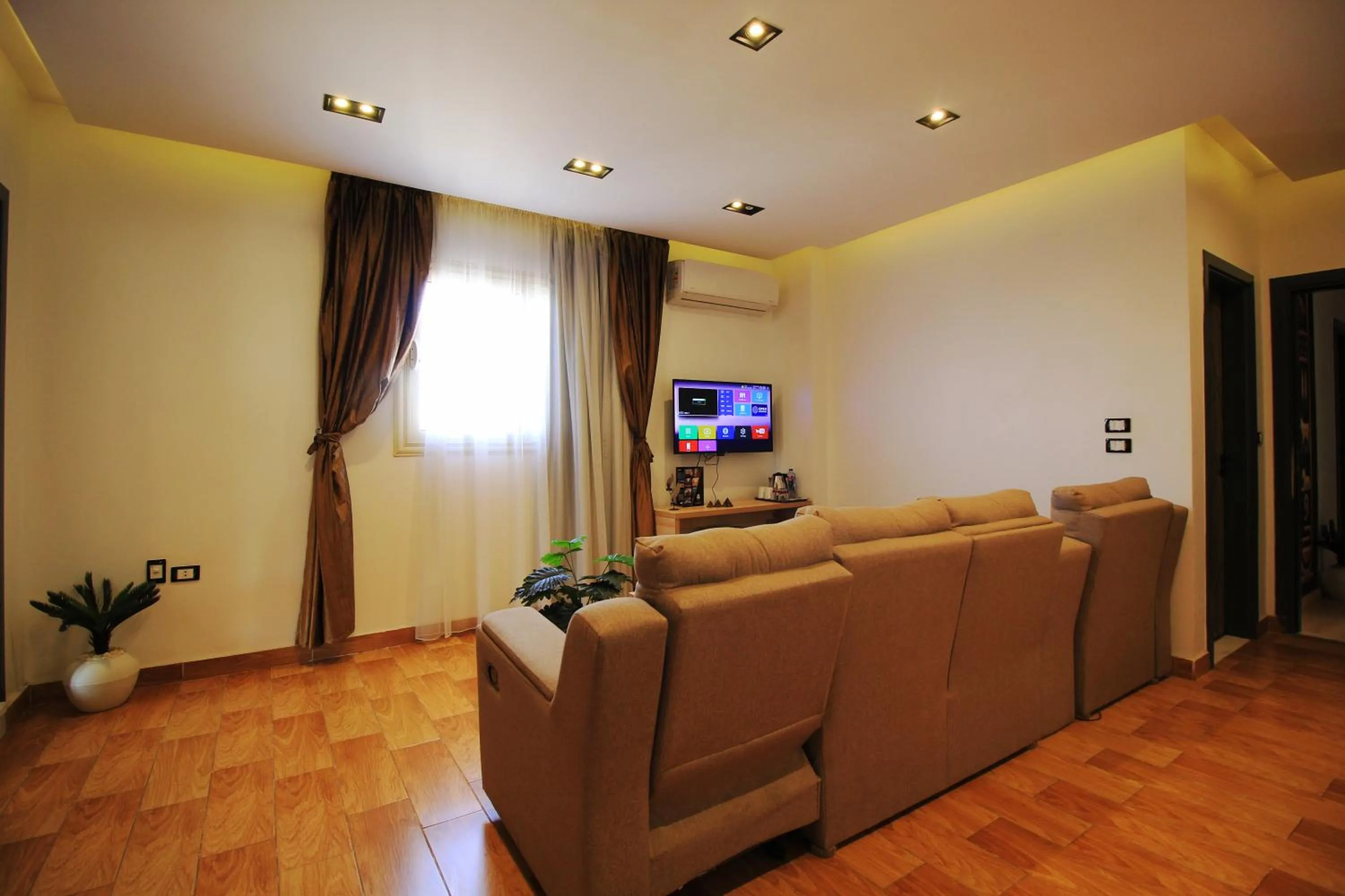 TV and multimedia in Palm Pyramids View INN