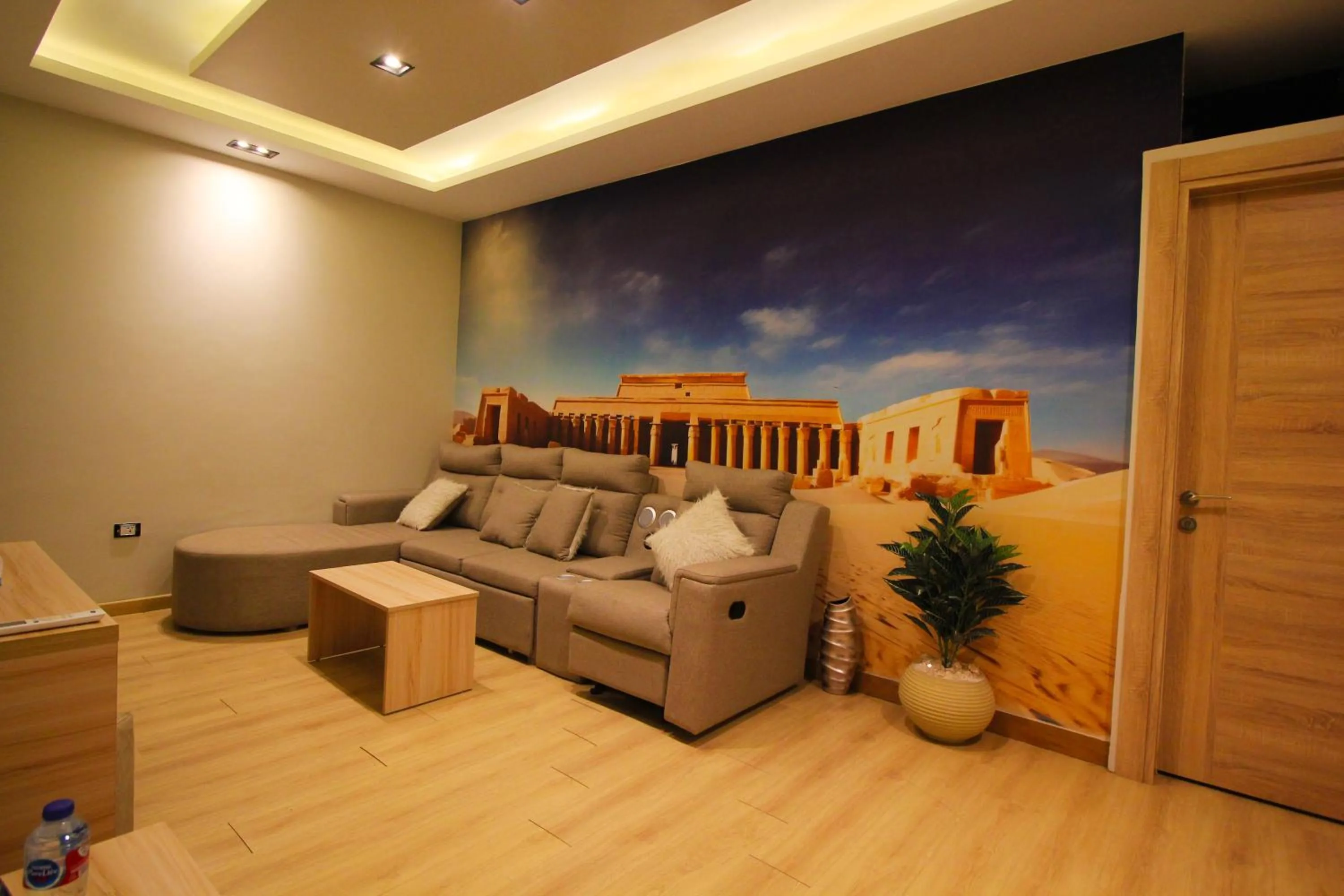 Communal lounge/ TV room in Palm Pyramids View INN