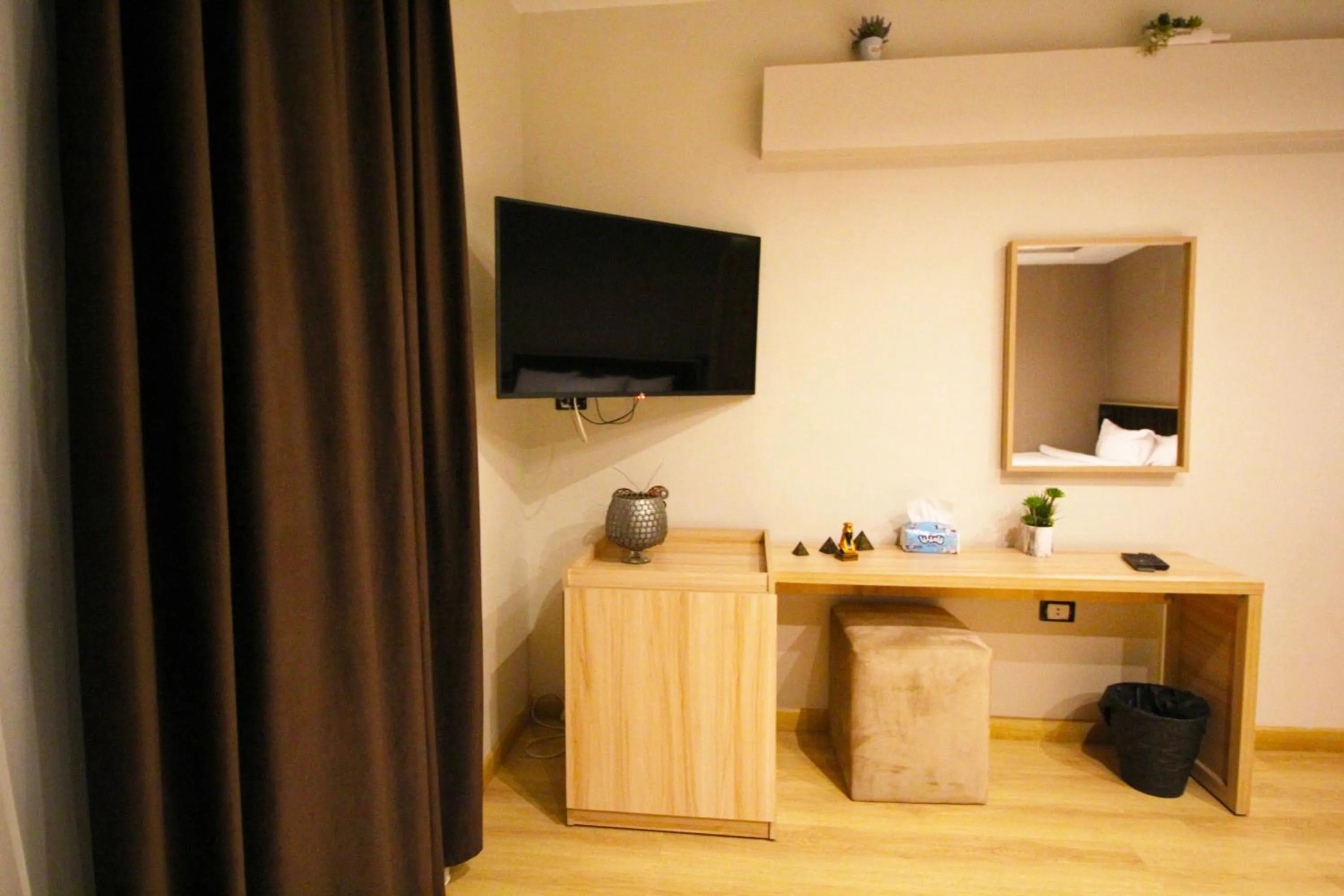 TV and multimedia in Palm Pyramids View INN