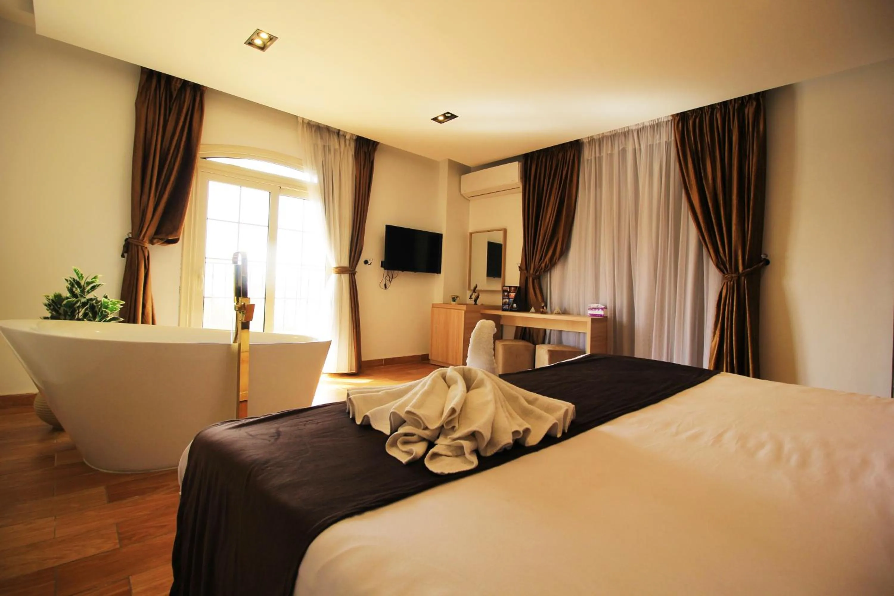 TV and multimedia, Bed in Palm Pyramids View INN