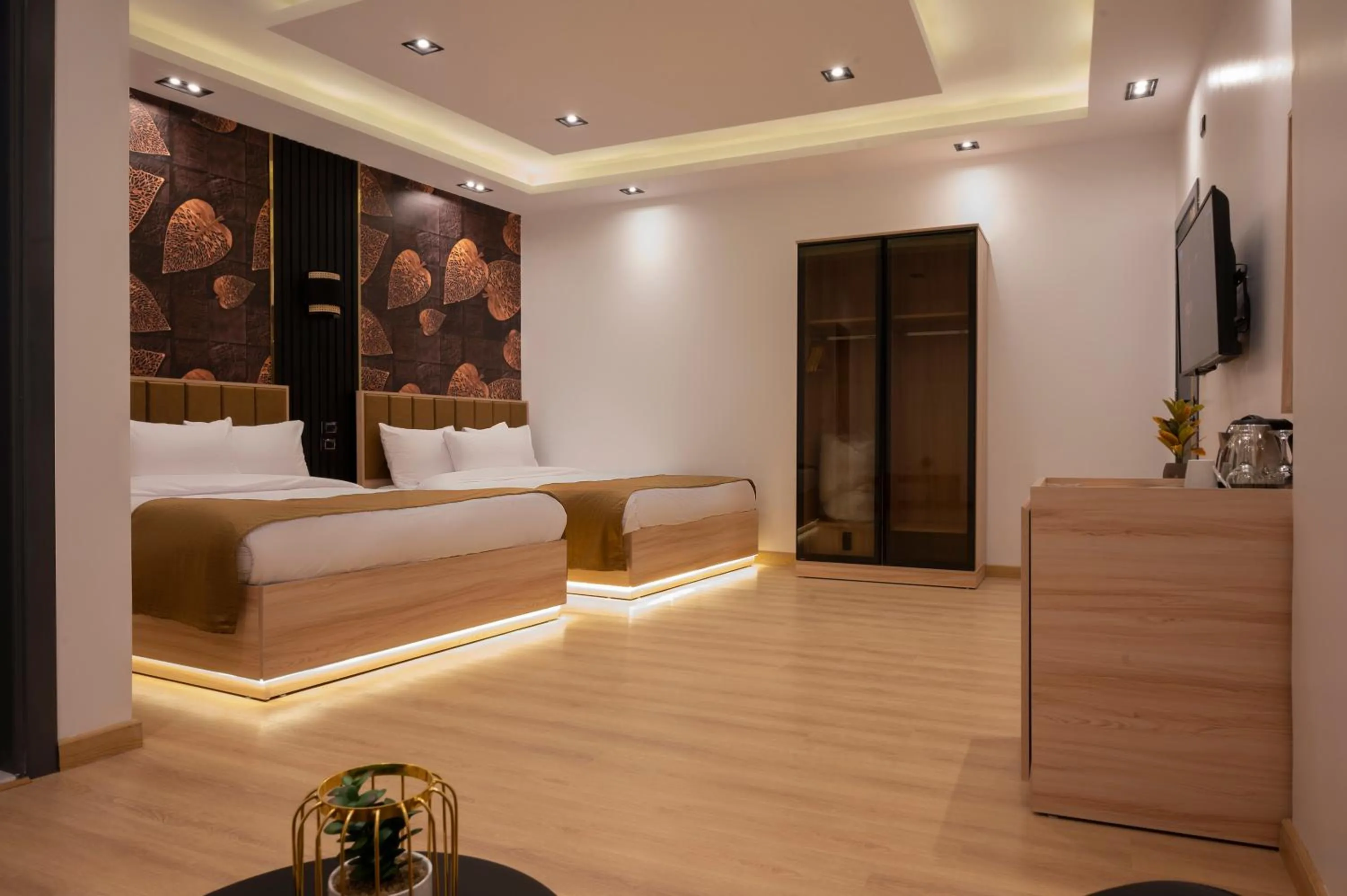 Communal lounge/ TV room, Bed in Palm Pyramids View INN
