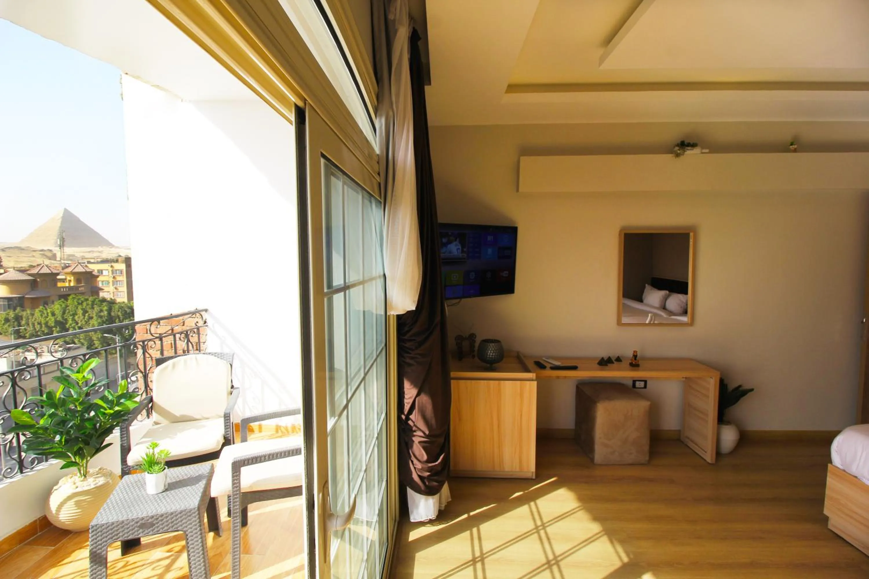 TV and multimedia in Palm Pyramids View INN