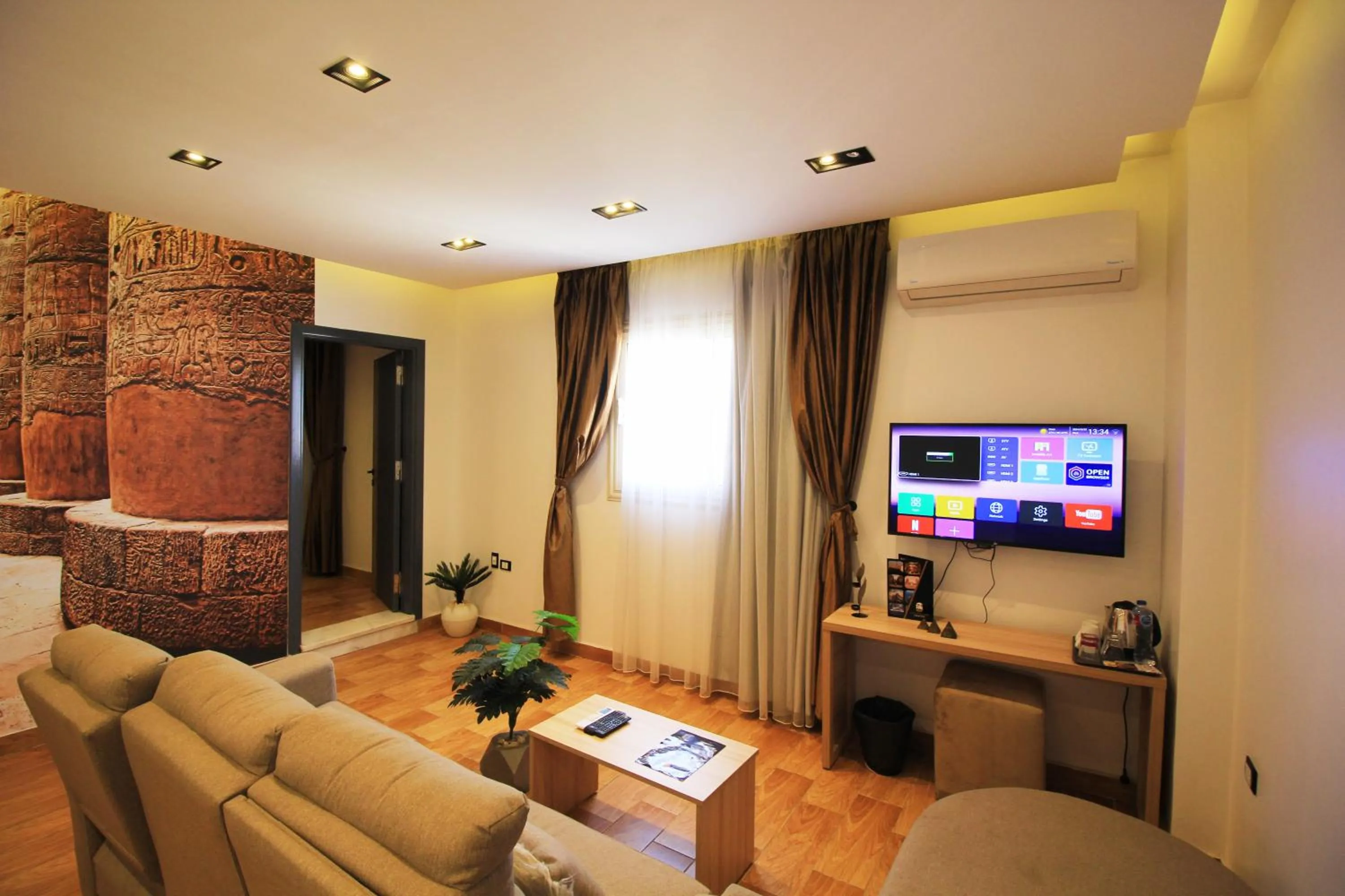 TV and multimedia in Palm Pyramids View INN
