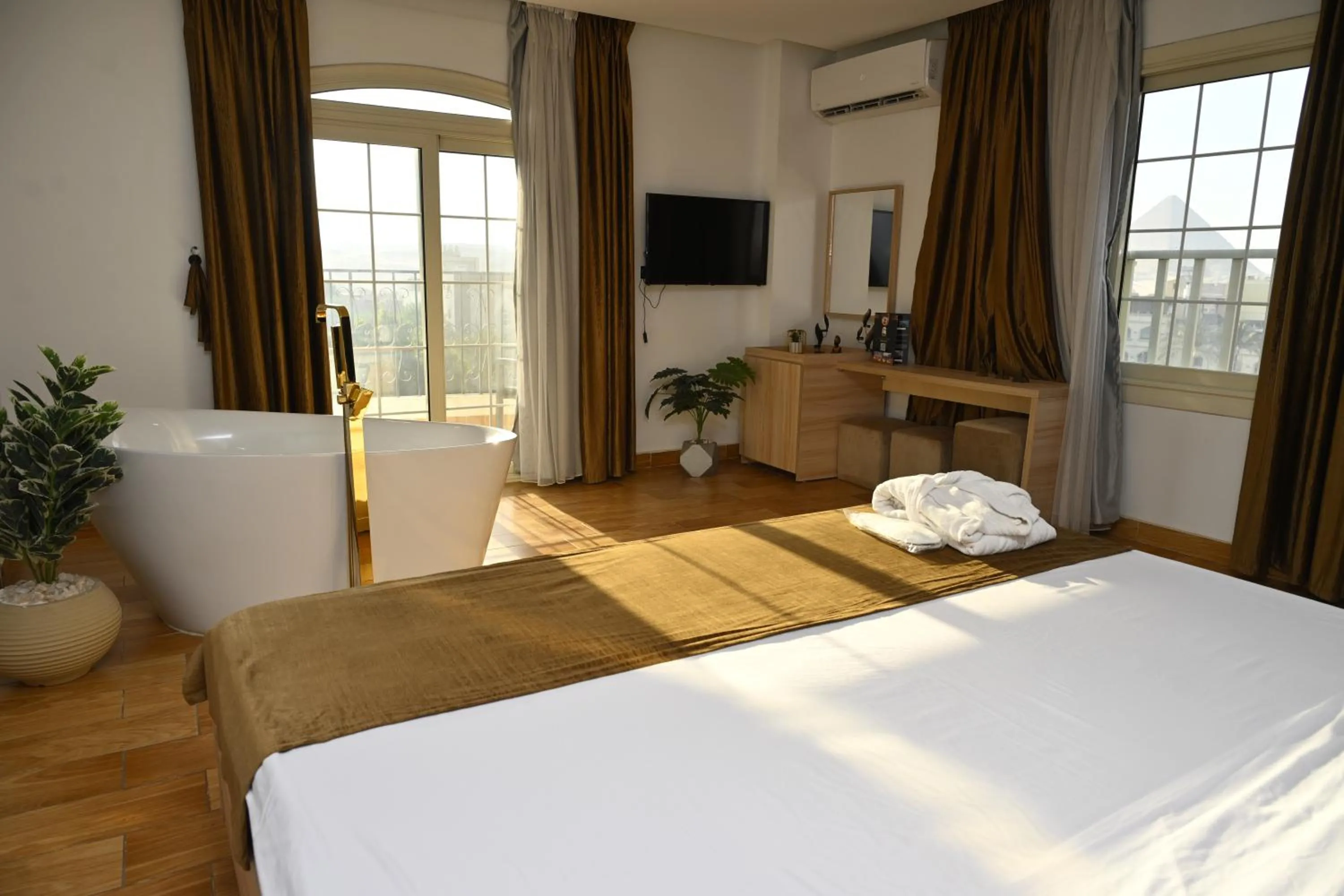 Photo of the whole room, Bed in Palm Pyramids View INN