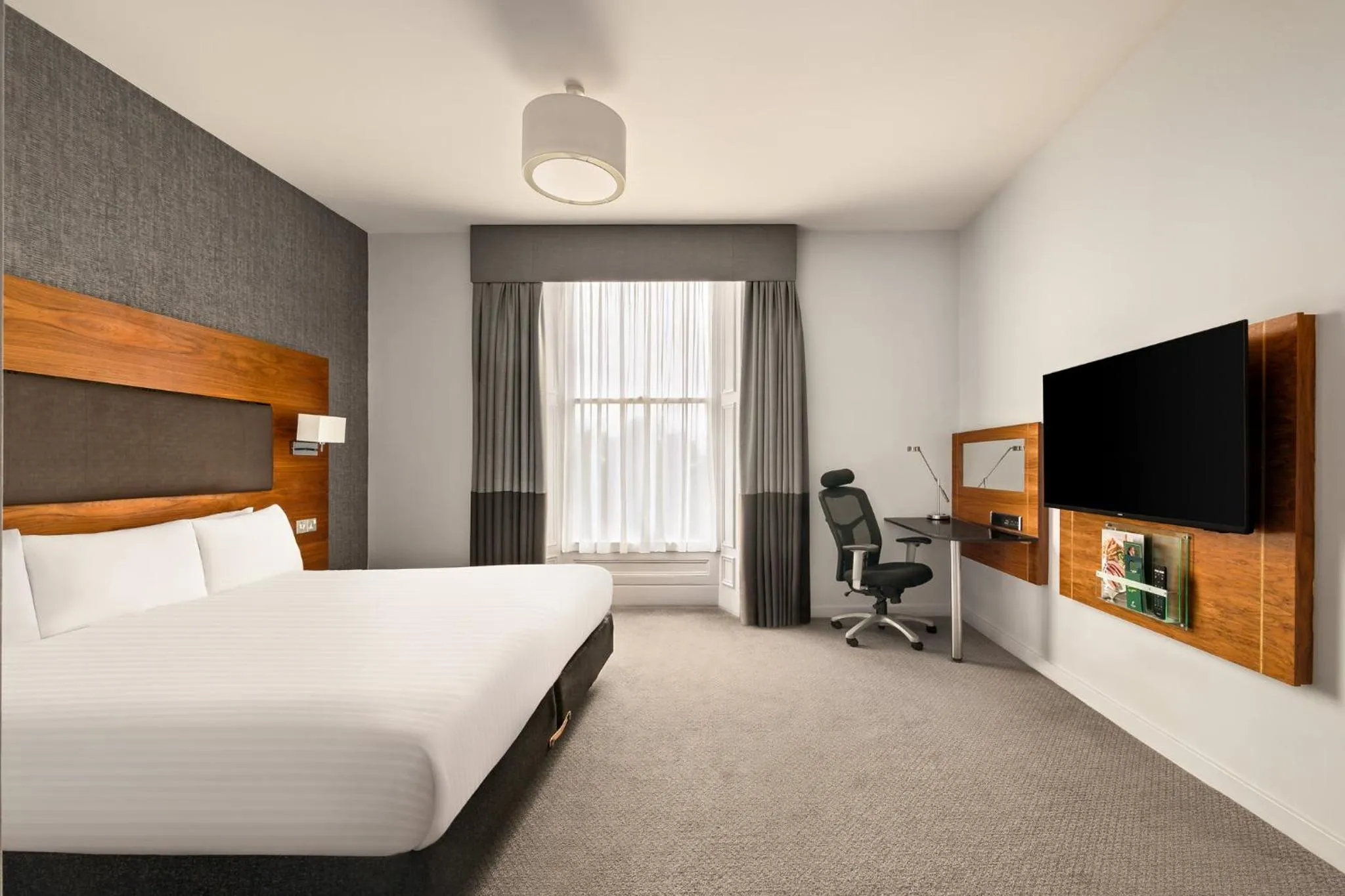 Photo of the whole room, Bed in Holiday Inn Newcastle-Jesmond by IHG
