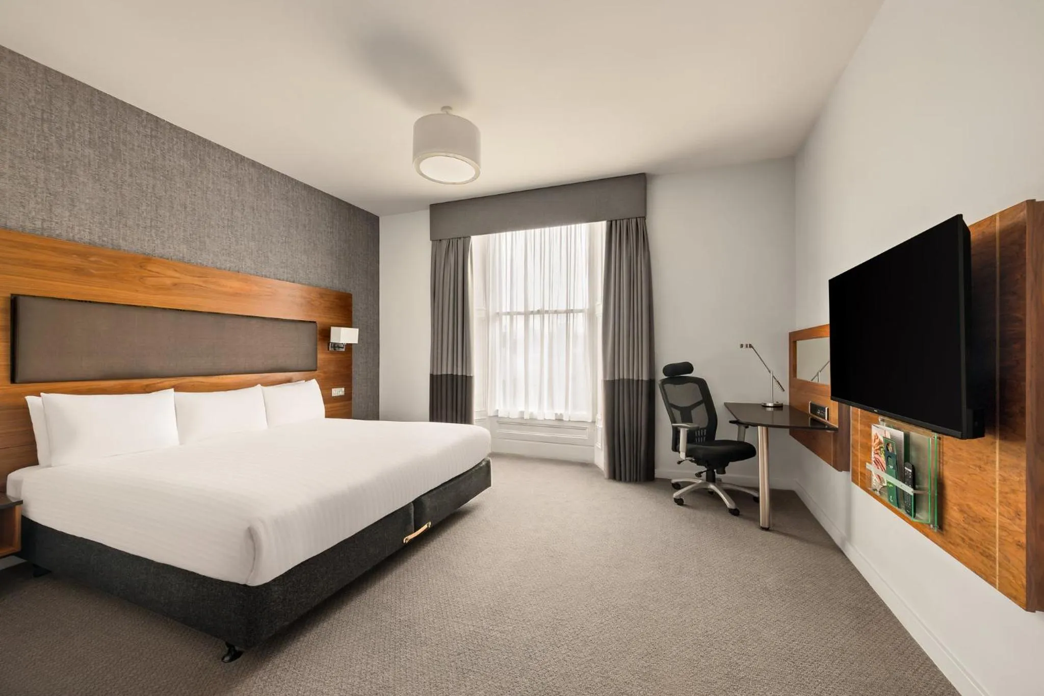 Photo of the whole room, Bed in Holiday Inn Newcastle-Jesmond by IHG