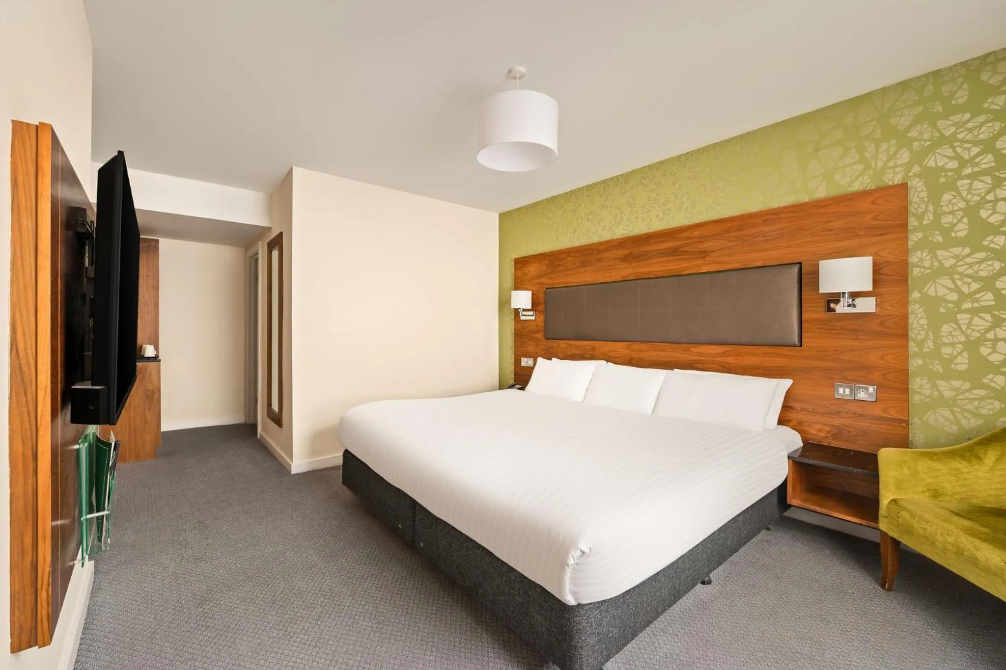 Photo of the whole room, Bed in Holiday Inn Newcastle-Jesmond by IHG