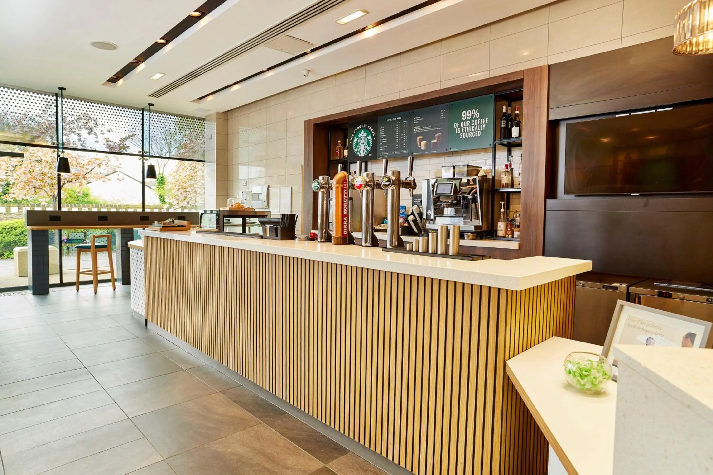 Lounge or bar in Holiday Inn Newcastle-Jesmond by IHG