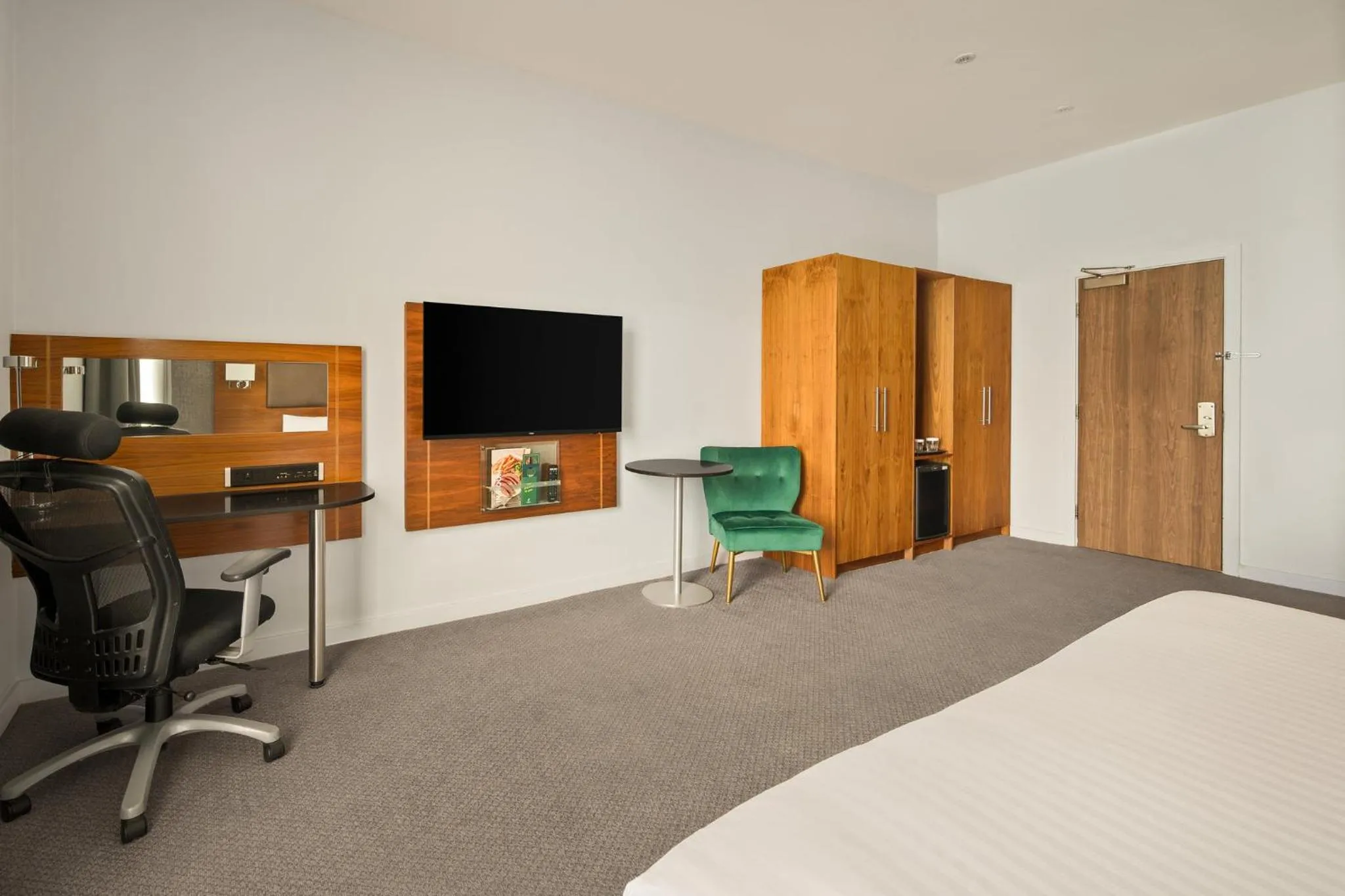 Photo of the whole room, Bed in Holiday Inn Newcastle-Jesmond by IHG