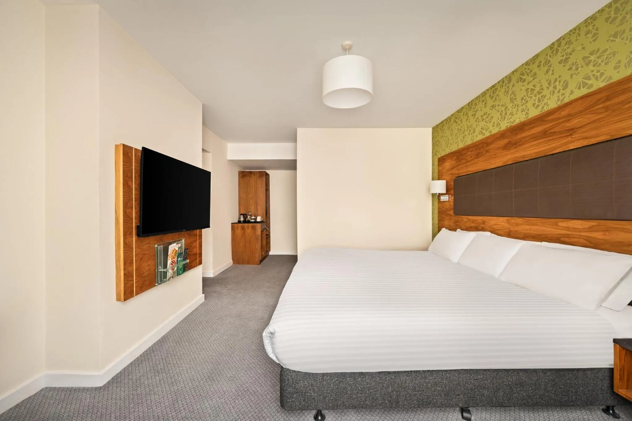 Photo of the whole room, Bed in Holiday Inn Newcastle-Jesmond by IHG