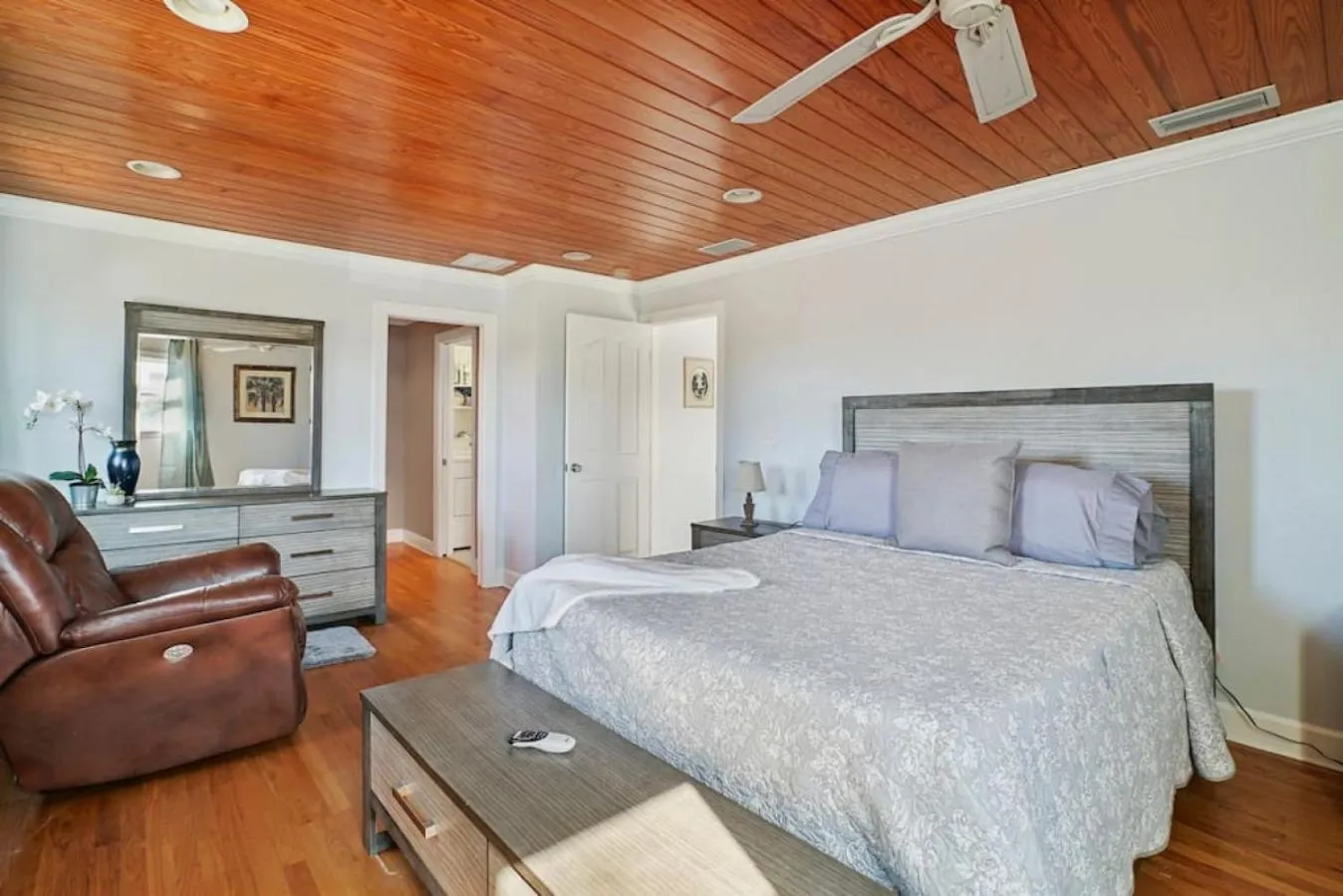 Bed in Sea Glass Cottage - An Oceanfront Experience