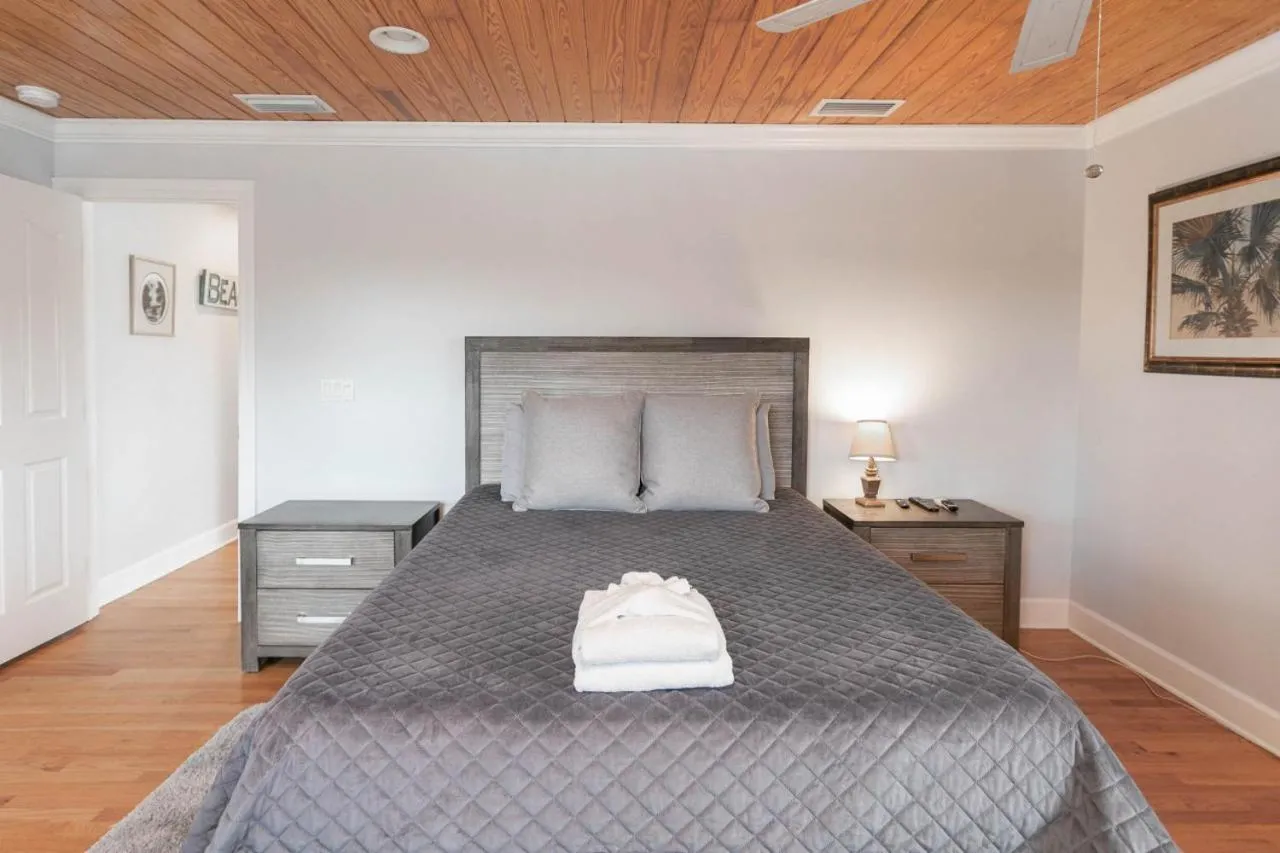 Bed in Sea Glass Cottage - An Oceanfront Experience