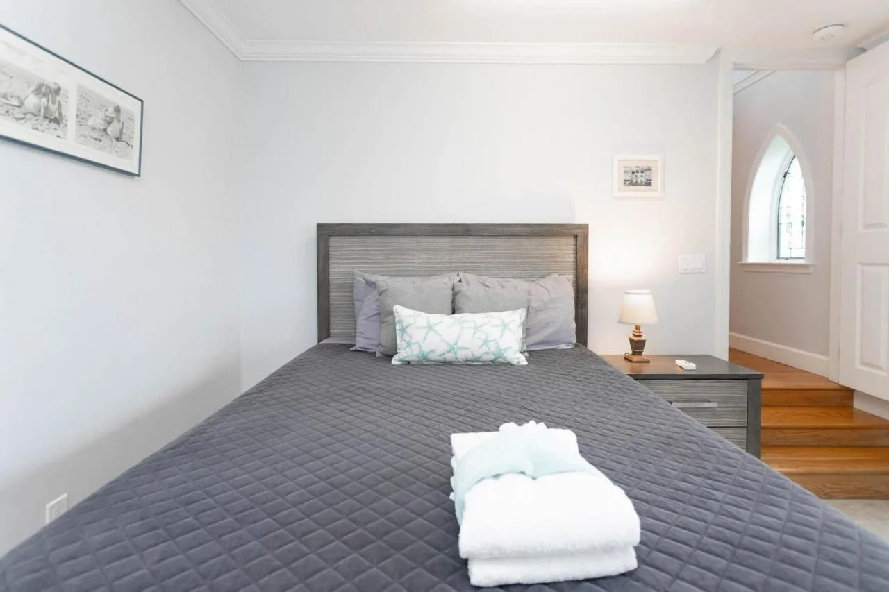 Bed in Sea Glass Cottage - An Oceanfront Experience